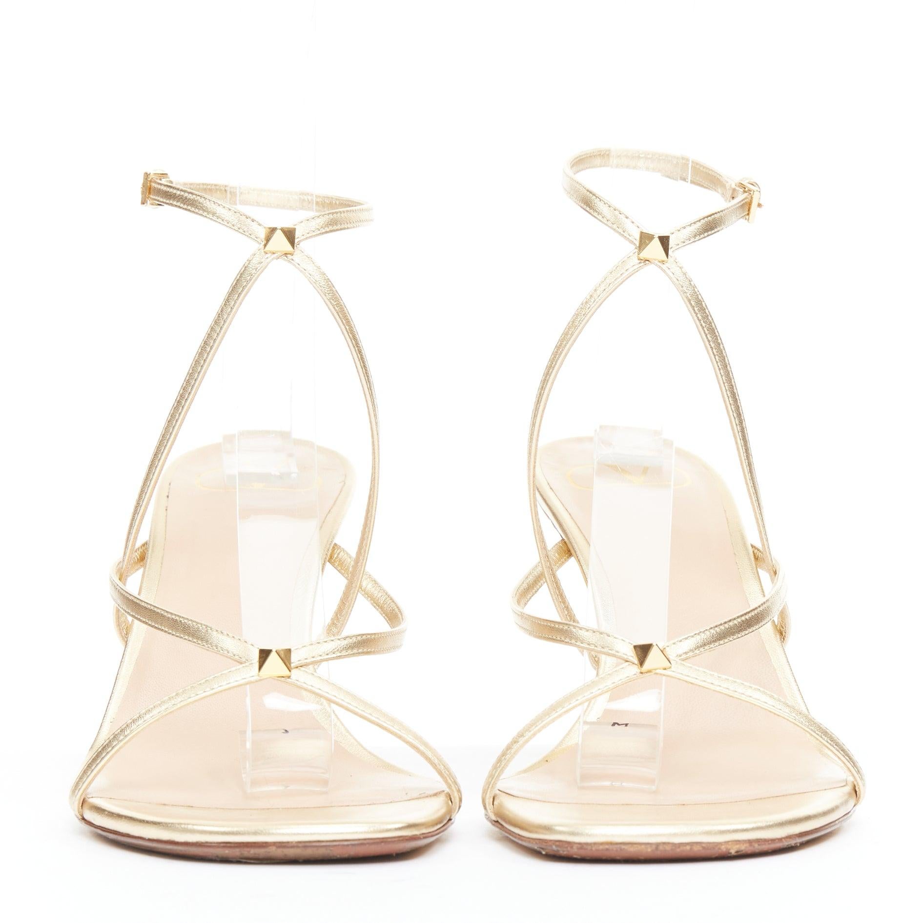 Or Sandales à brides simples en cuir clouté doré VALENTINO Rockstud EU39 en vente