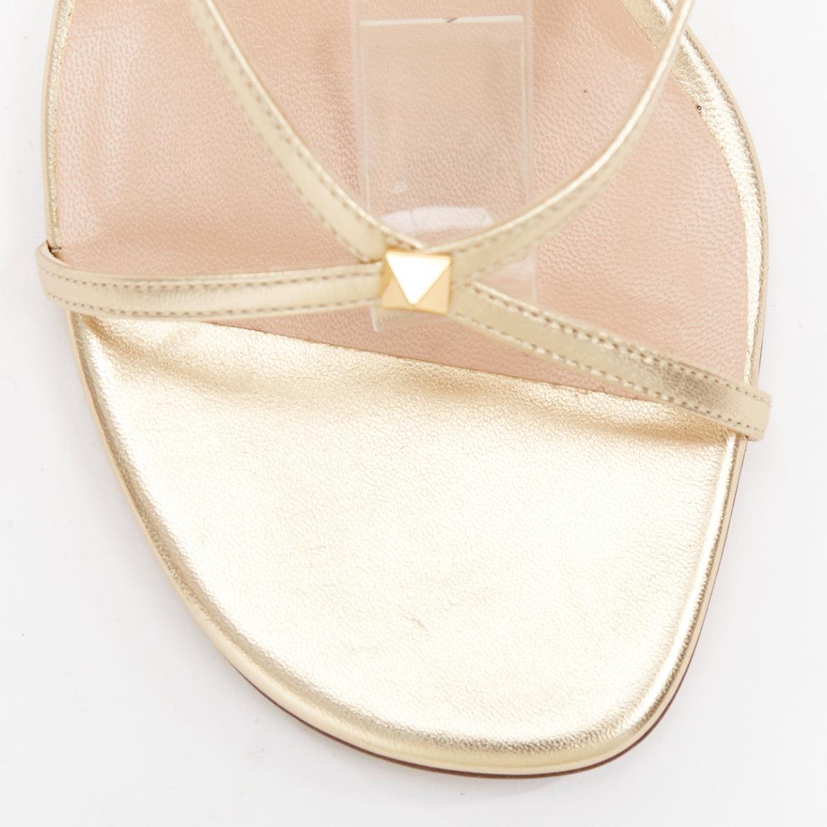 Sandales à brides simples en cuir clouté doré VALENTINO Rockstud EU39 en vente 2