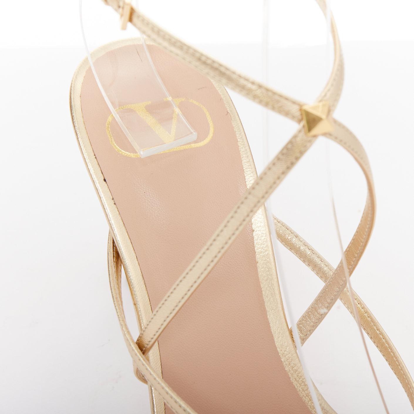 Sandales à brides simples en cuir clouté doré VALENTINO Rockstud EU39 en vente 3