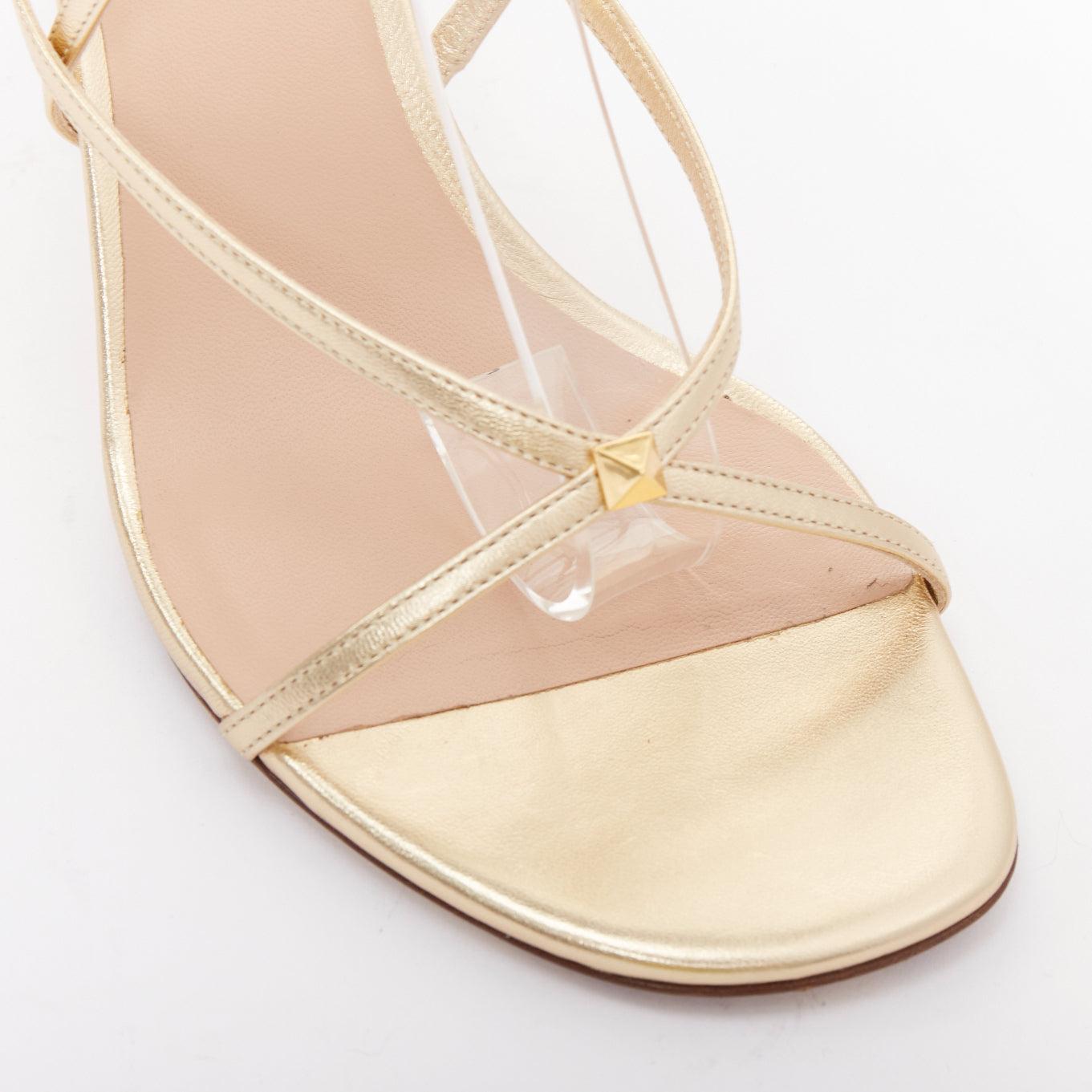 Sandales à brides simples en cuir clouté doré VALENTINO Rockstud EU39 en vente 4