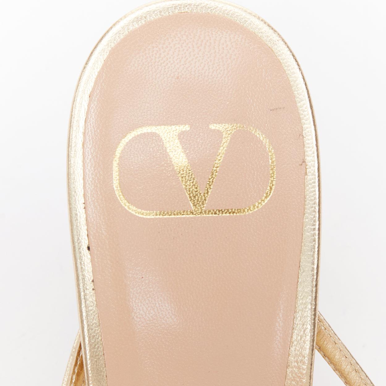 Sandales à brides simples en cuir clouté doré VALENTINO Rockstud EU39 en vente 5