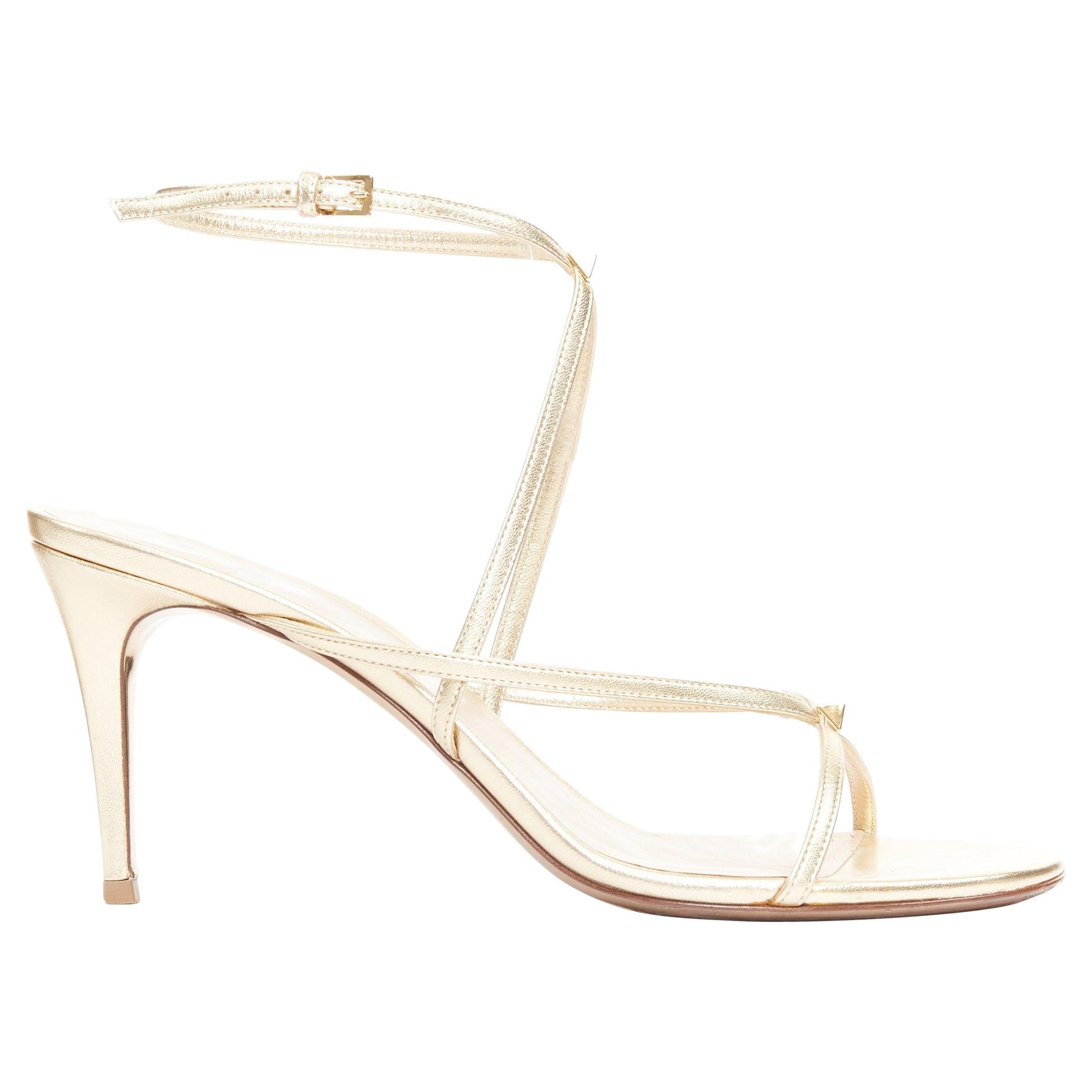 Sandales à brides simples en cuir clouté doré VALENTINO Rockstud EU39