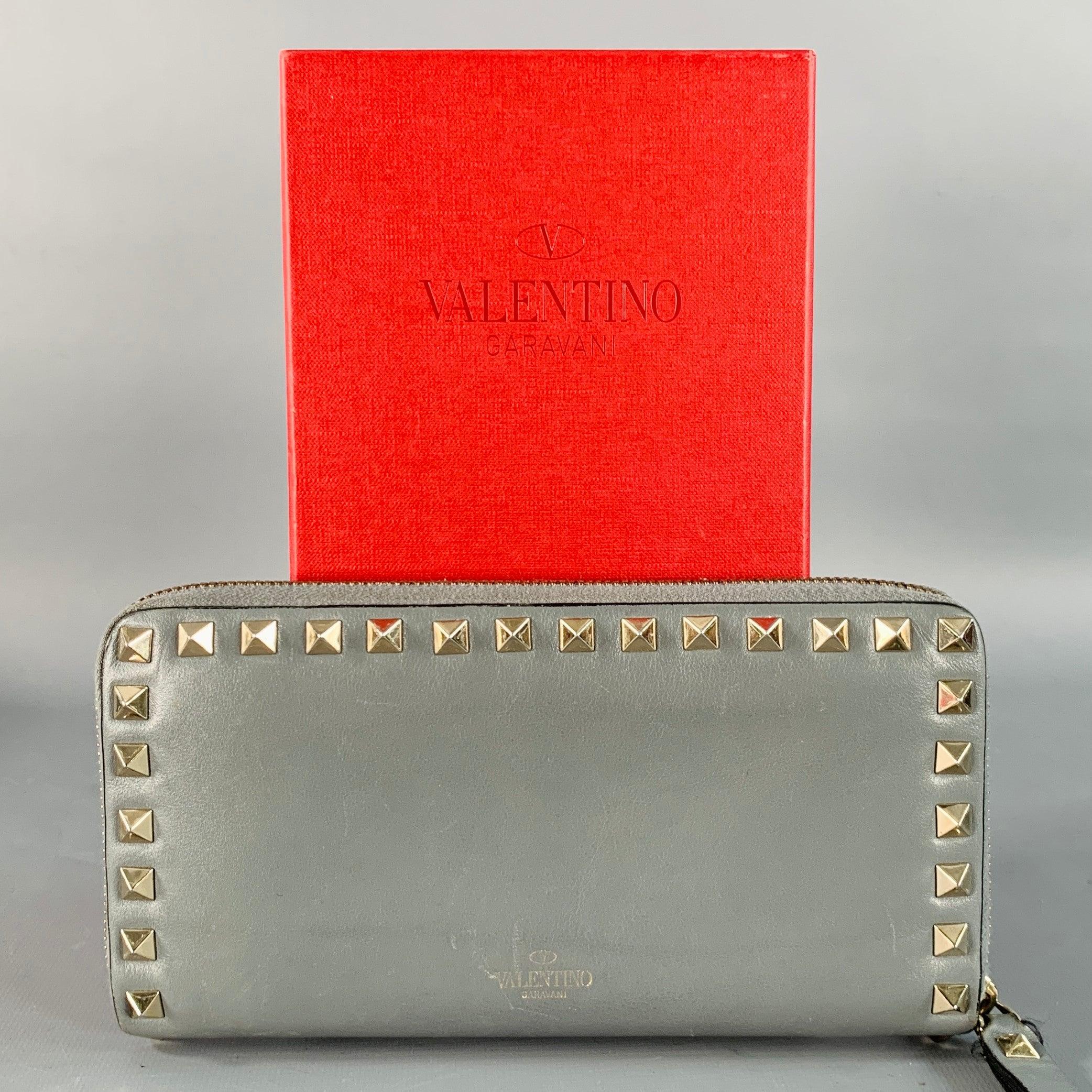 Portefeuille chéquier en cuir gris clout�é or VALENTINO Rockstud Bon état - En vente à San Francisco, CA