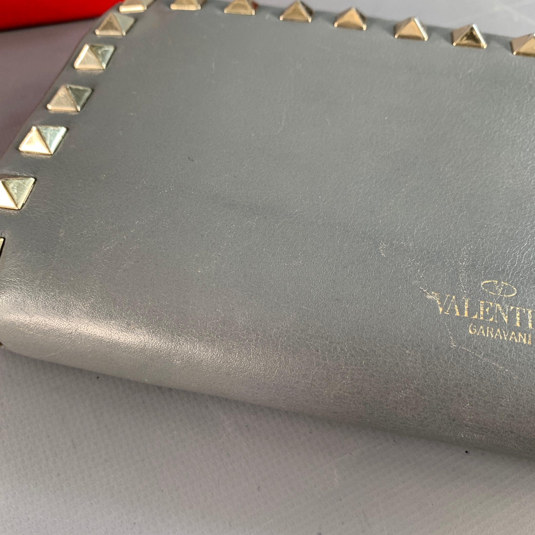 Portefeuille chéquier en cuir gris clouté or VALENTINO Rockstud en vente 1