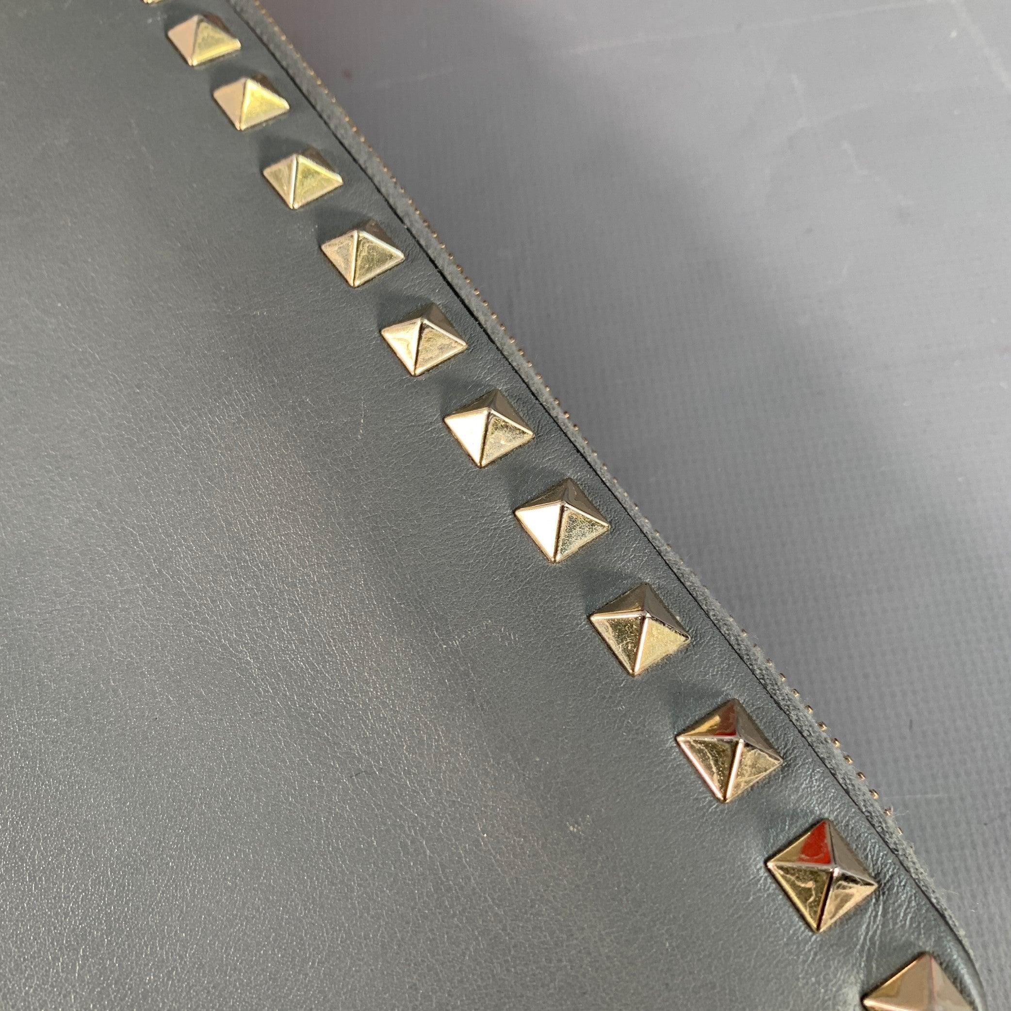 Portefeuille chéquier en cuir gris clouté or VALENTINO Rockstud en vente 2
