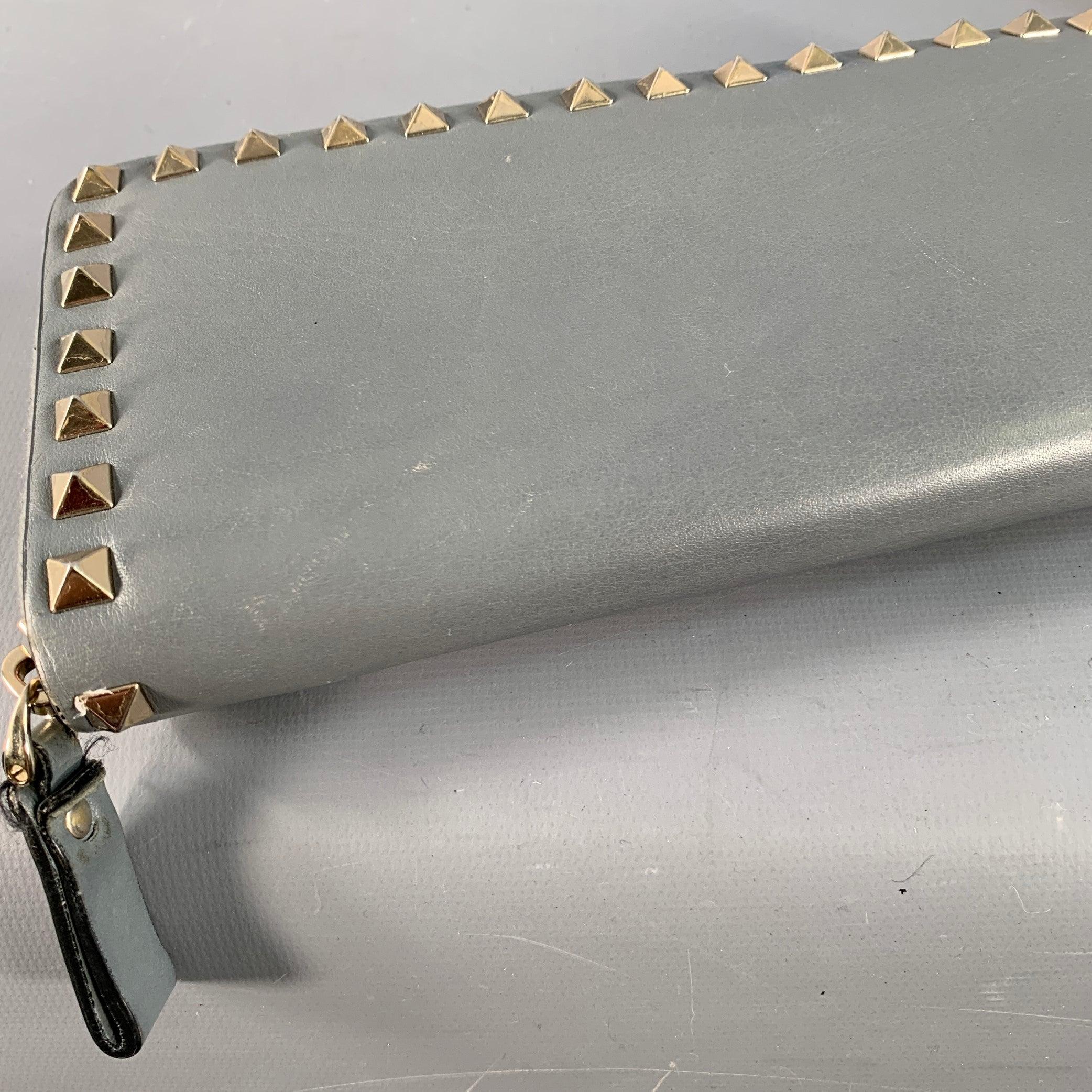 Portefeuille chéquier en cuir gris clouté or VALENTINO Rockstud en vente 3