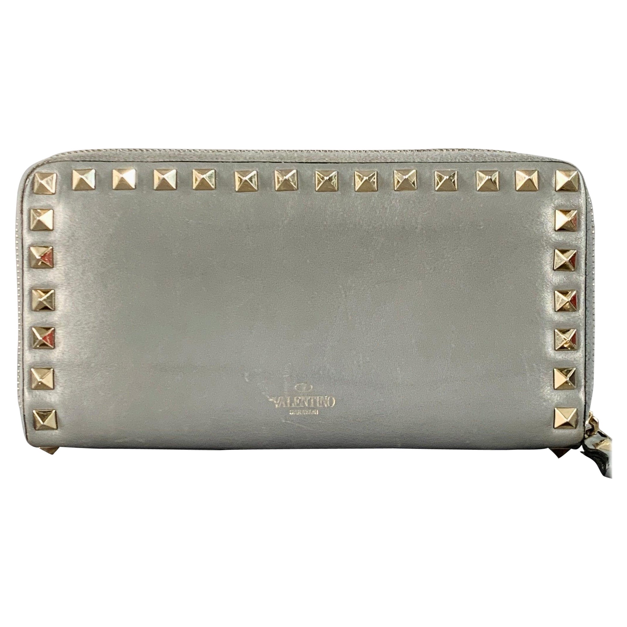 Portefeuille chéquier en cuir gris clouté or VALENTINO Rockstud