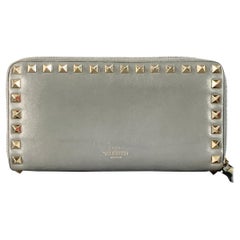 Portefeuille chéquier en cuir gris clouté or VALENTINO Rockstud