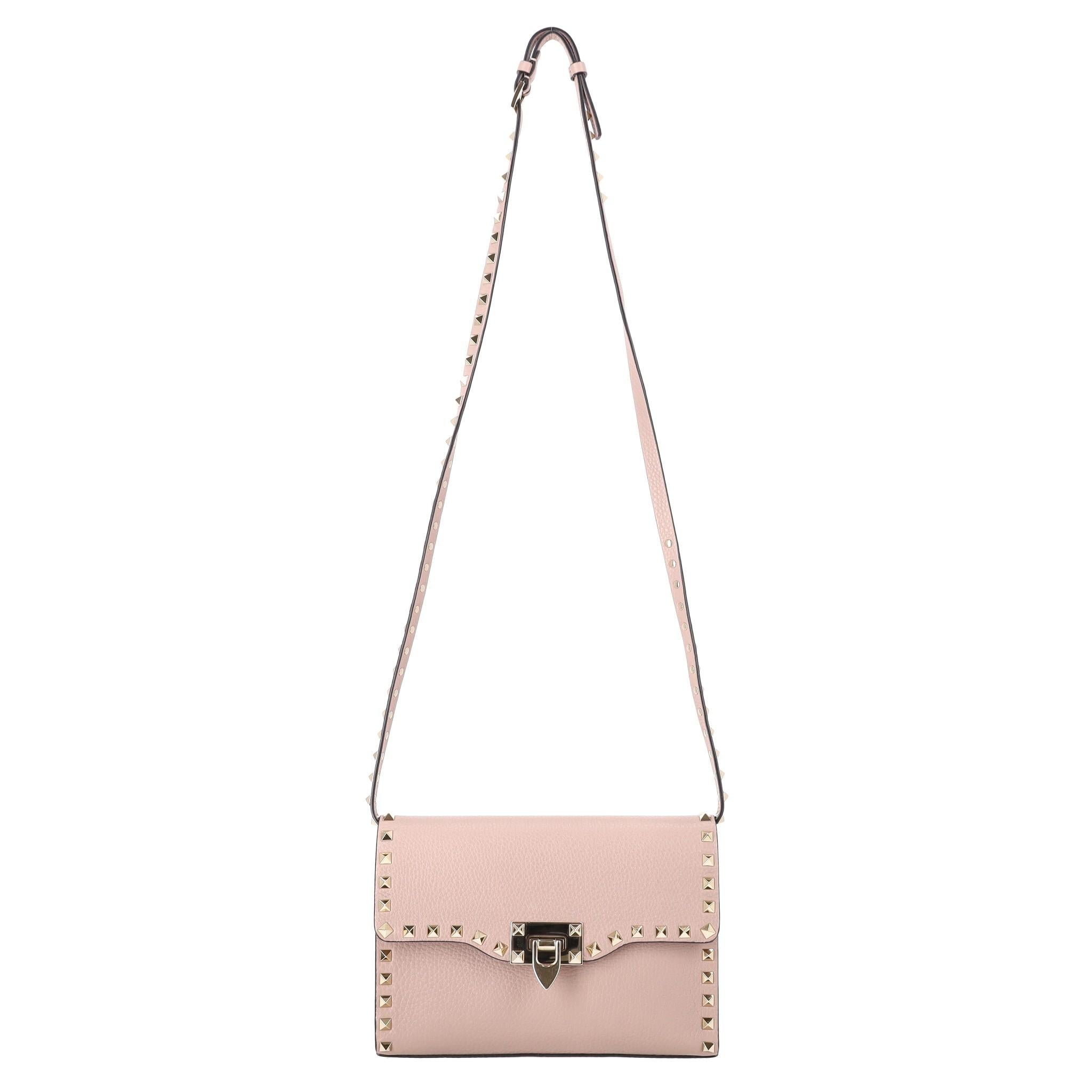 Borsa a tracolla in pelle Rockstud di Valentino

Borsa in pelle beige con i caratteristici dettagli Rockstud dorati del marchio.

Chiusura frontale con patta, tracolla regolabile e logo sul retro.

Interno in pelle scamosciata con tasca applicata.