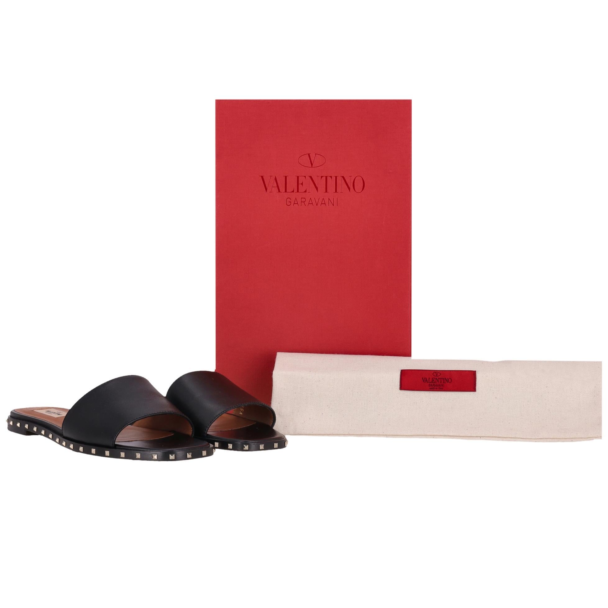 Valentino Rockstud Leather Slide Sandals (Sandales en cuir)

Sandales noires en cuir, ornées des détails Rockstud emblématiques de Valentino.

Ils sont dotés d'un bout carré, d'une large bride sur l'empeigne, de semelles et de semelles intérieures