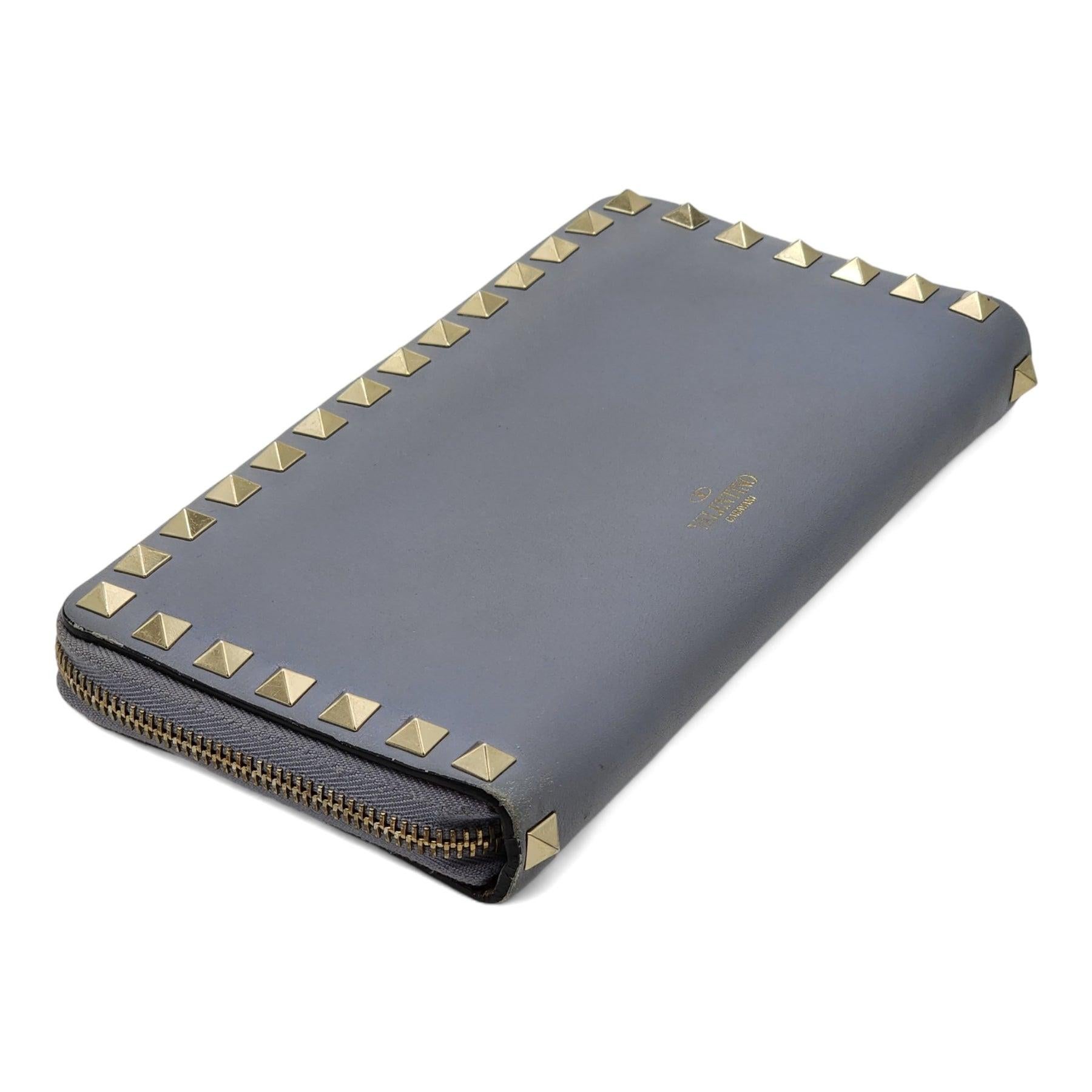 Portefeuille organisateur zippé en cuir Valentino Rockstud en bleu clair.

Informations complémentaires :
MATERIAL : Cuir, Clous, Fermeture à glissière
Couleur : Bleu
Taille :  8