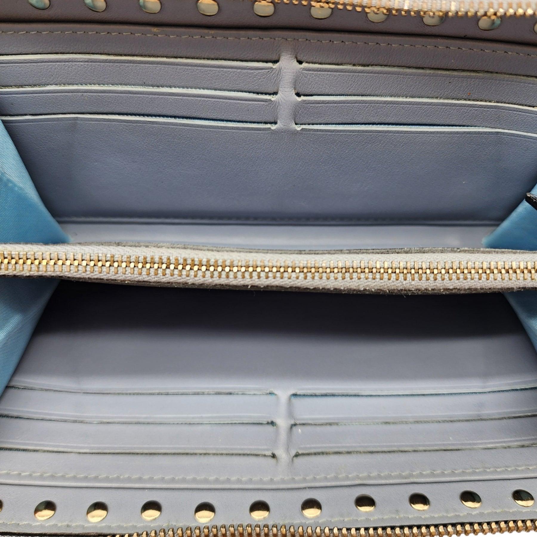 Portefeuille d'organisation Rockstud à fermeture éclair en cuir bleu clair Valentino Excellent état - En vente à Los Angeles, CA