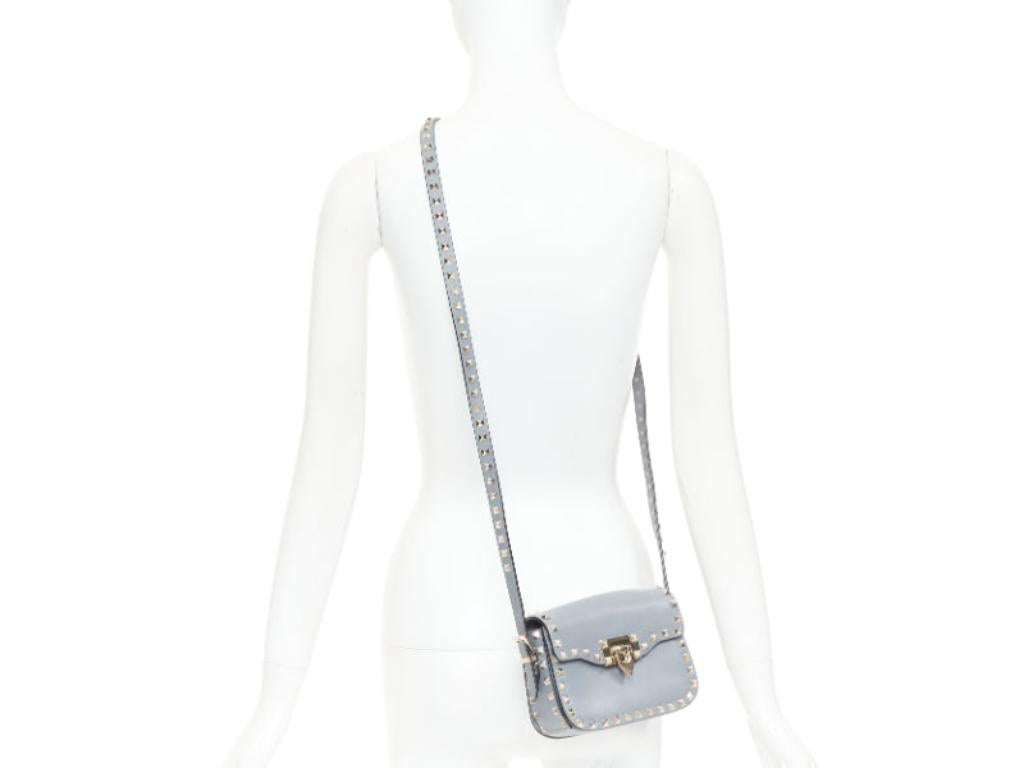 Valentino Rockstud Borsa a tracolla turnlock con borchie argentate blu chiaro
Riferimento: JHDN/A00118
Marchio: Valentino
Modello: Mini Rockstud
Materiale: Pelle
Colore: Blu, Argento
Modello: Tinta unita
Chiusura: Turnlock
Fodera: Tessuto