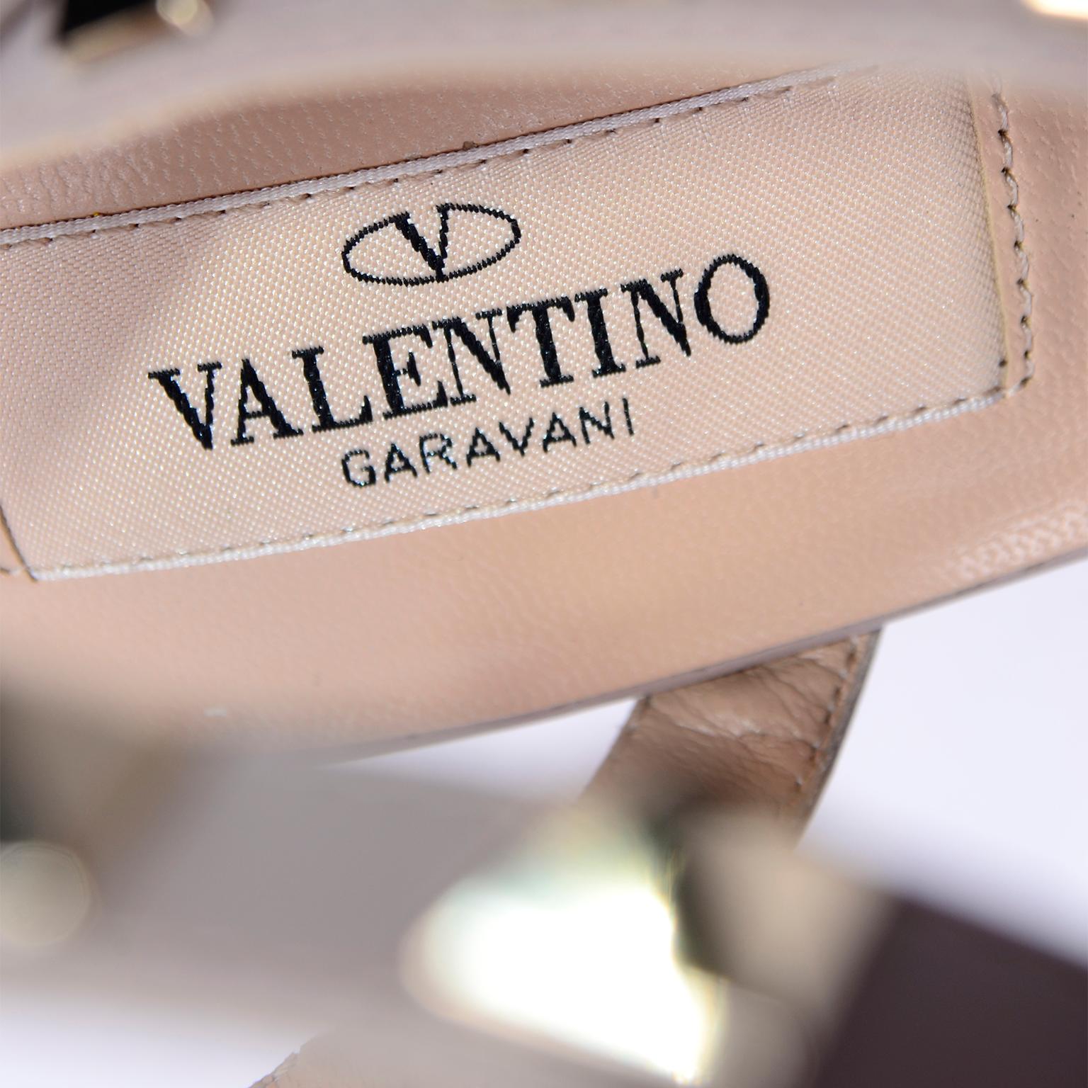 Chaussures à talons bas Valentino Rockstud avec bride à la cheville en cage dorée métallisée en vente 5