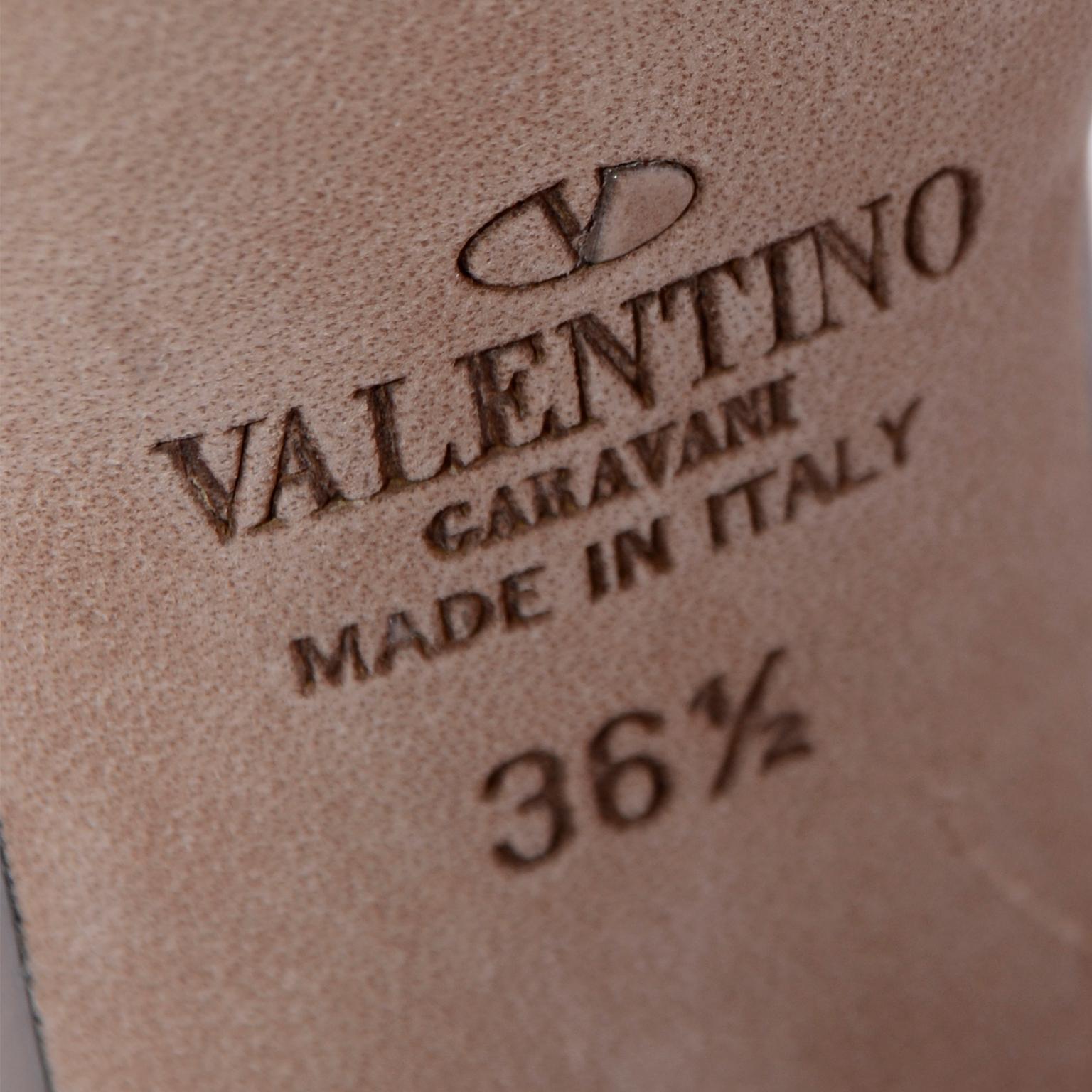 Chaussures à talons bas Valentino Rockstud avec bride à la cheville en cage dorée métallisée en vente 6