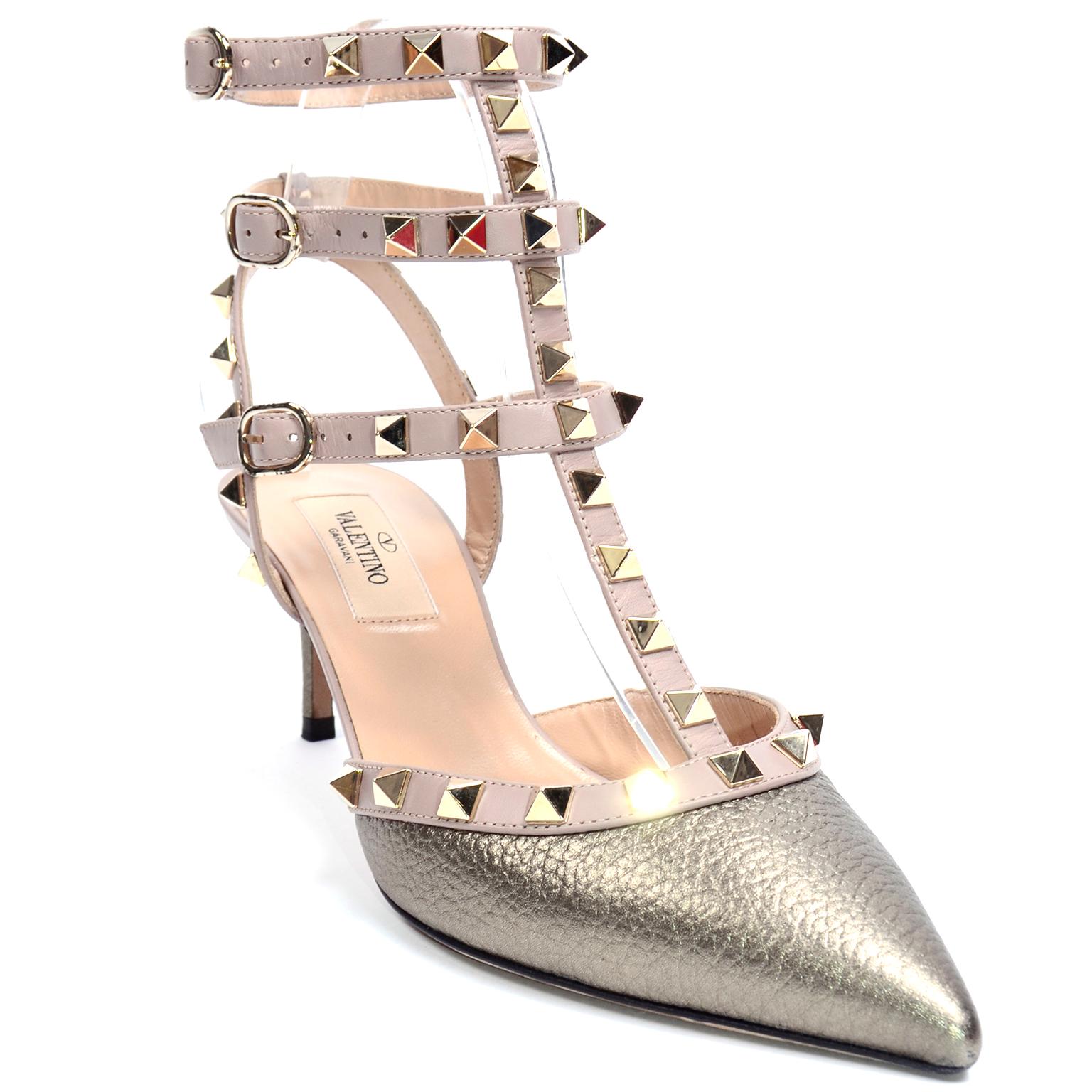 Chaussures à talons bas Valentino Rockstud avec bride à la cheville en cage dorée métallisée Excellent état - En vente à Portland, OR
