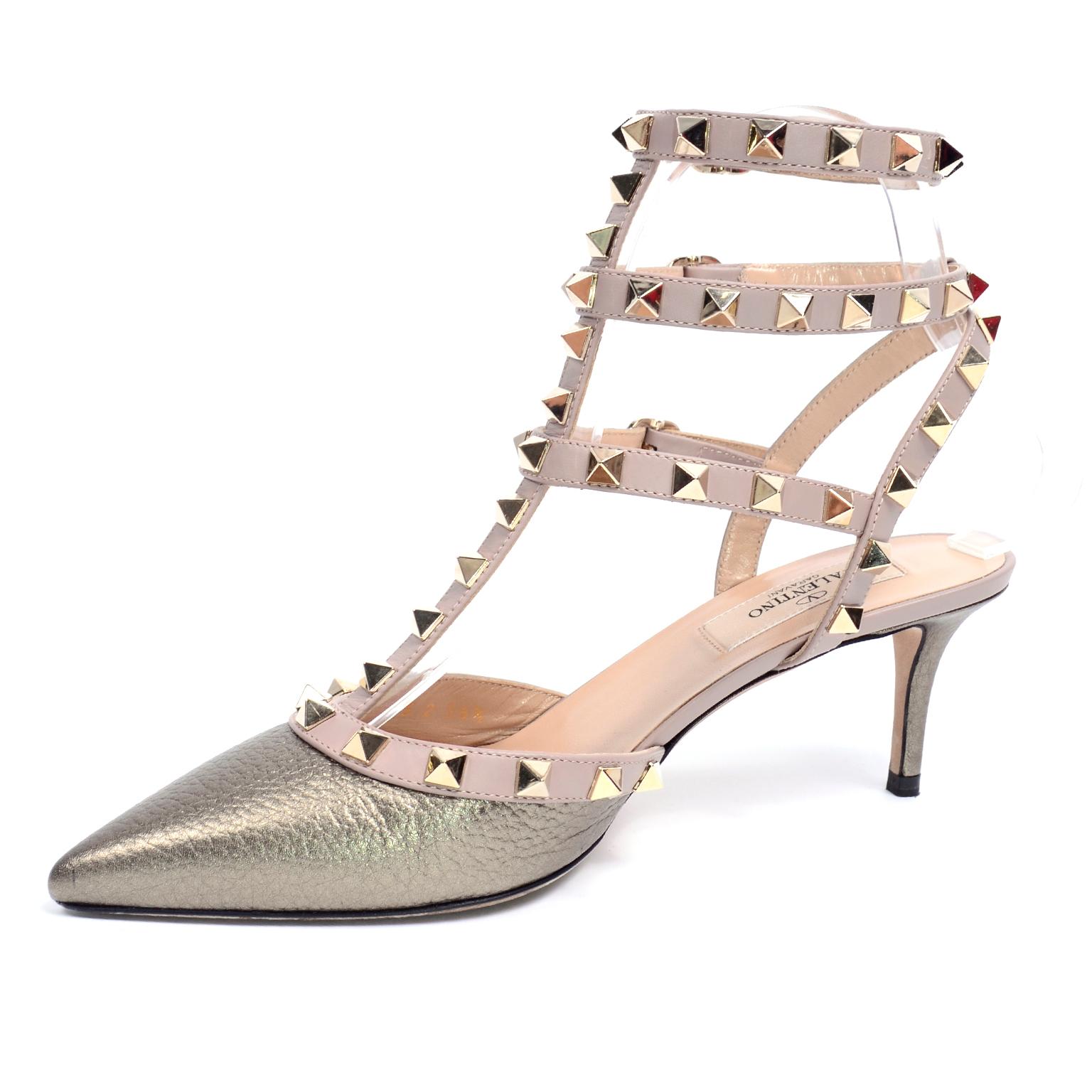 Chaussures à talons bas Valentino Rockstud avec bride à la cheville en cage dorée métallisée en vente 2