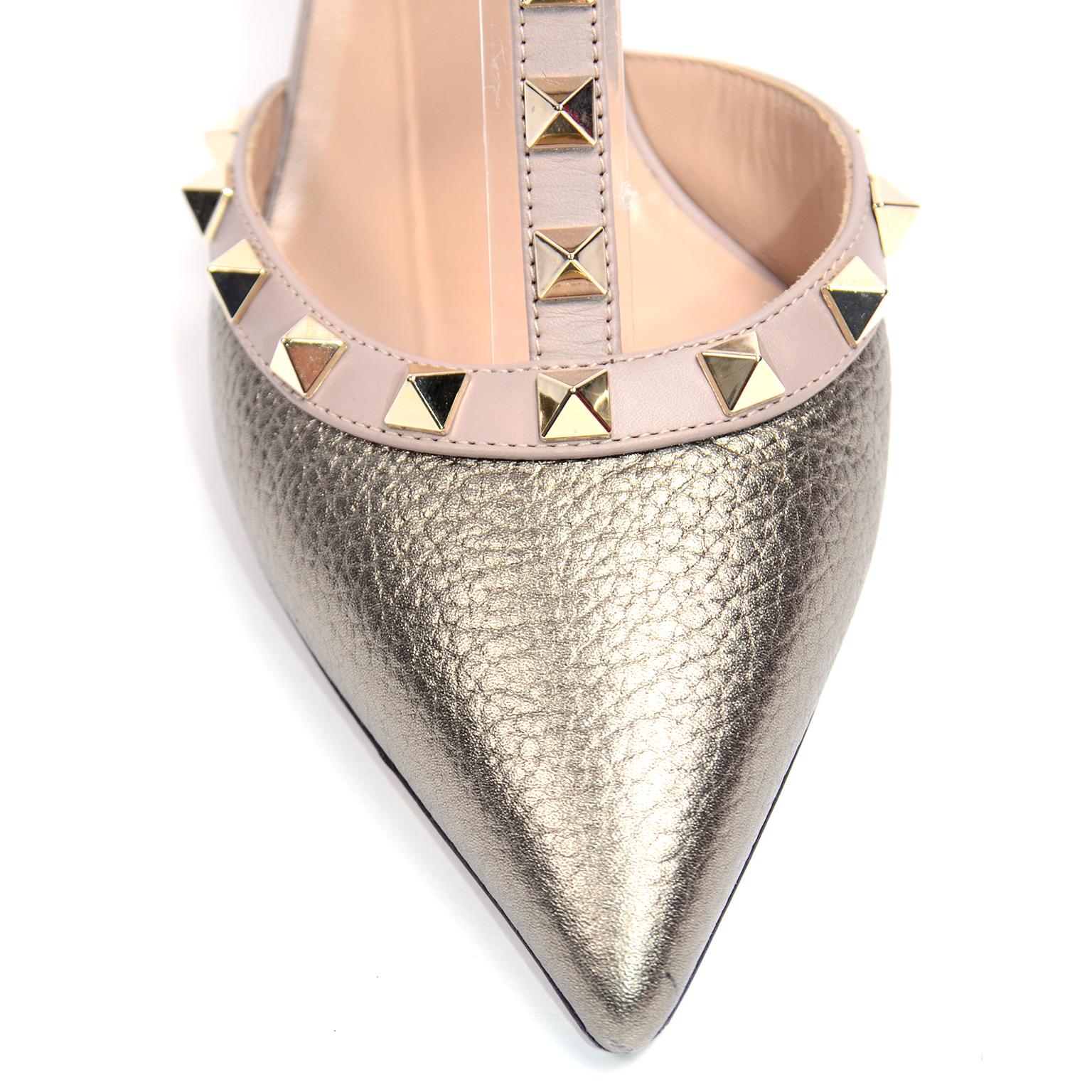Chaussures à talons bas Valentino Rockstud avec bride à la cheville en cage dorée métallisée en vente 3