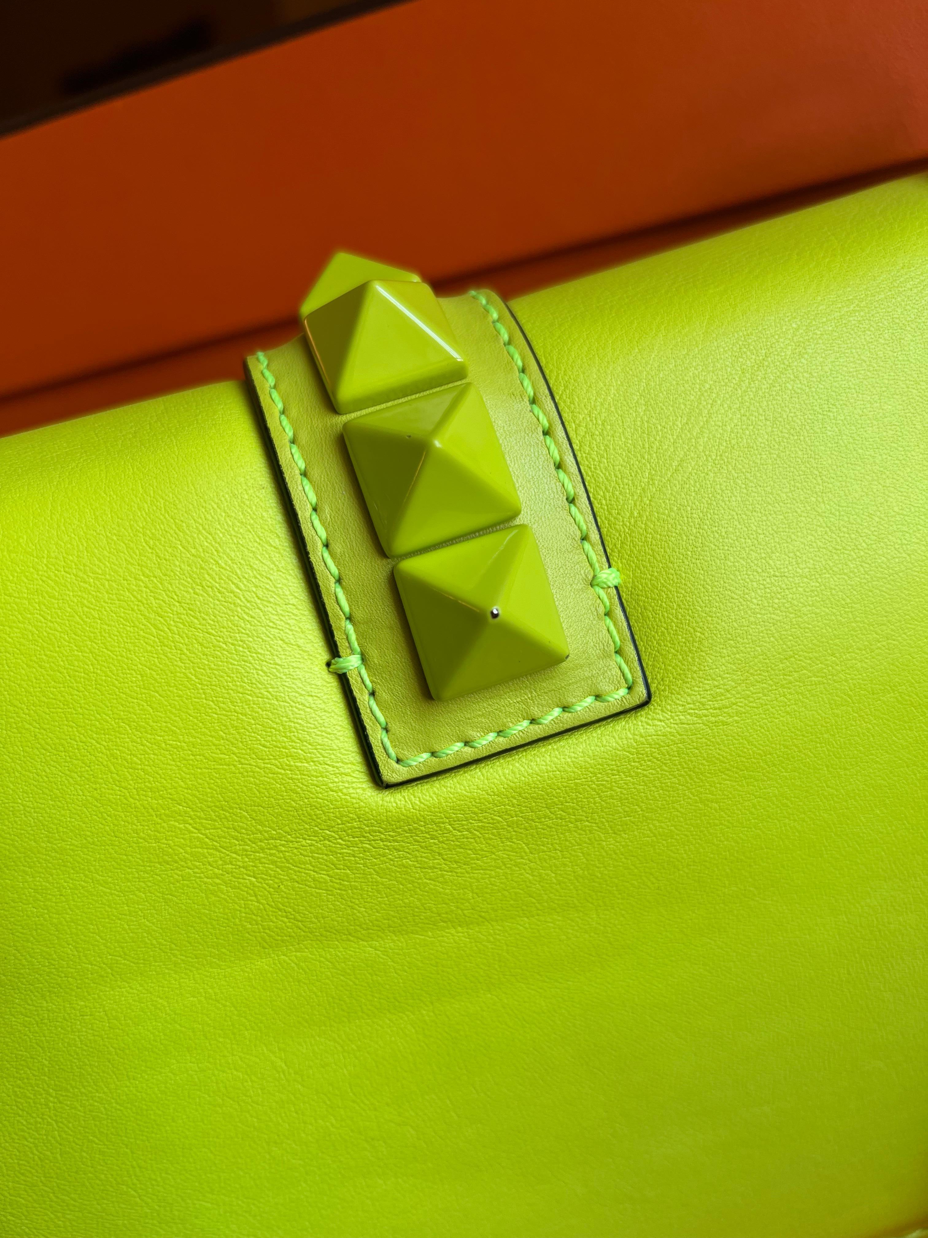 Bolso Valentino Rockstud Neon en venta 7