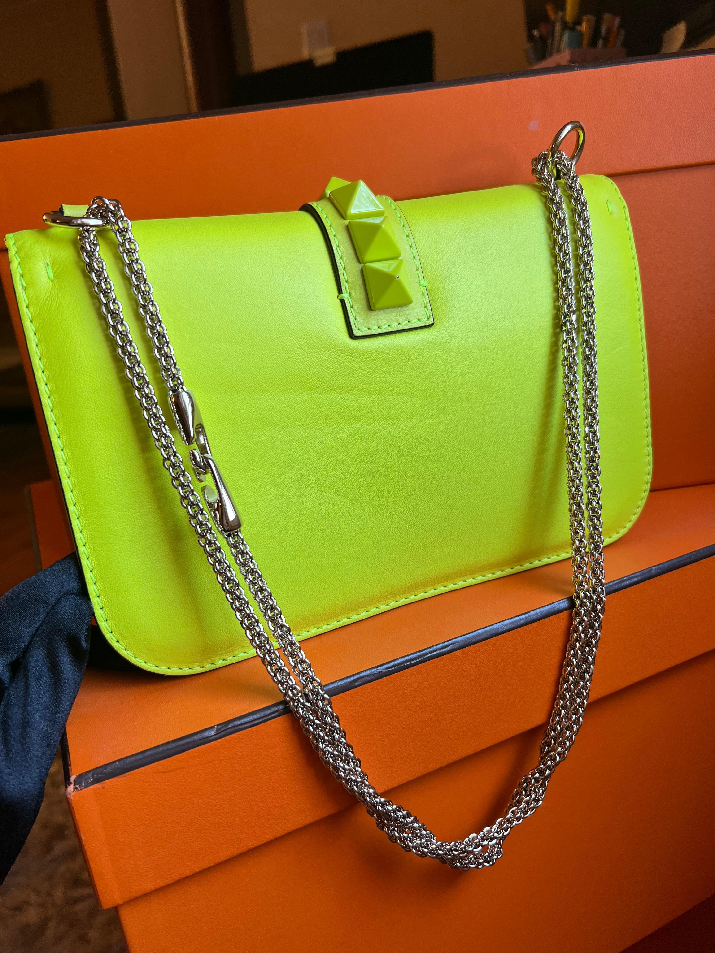 Bolso Valentino Rockstud Neon en venta 8