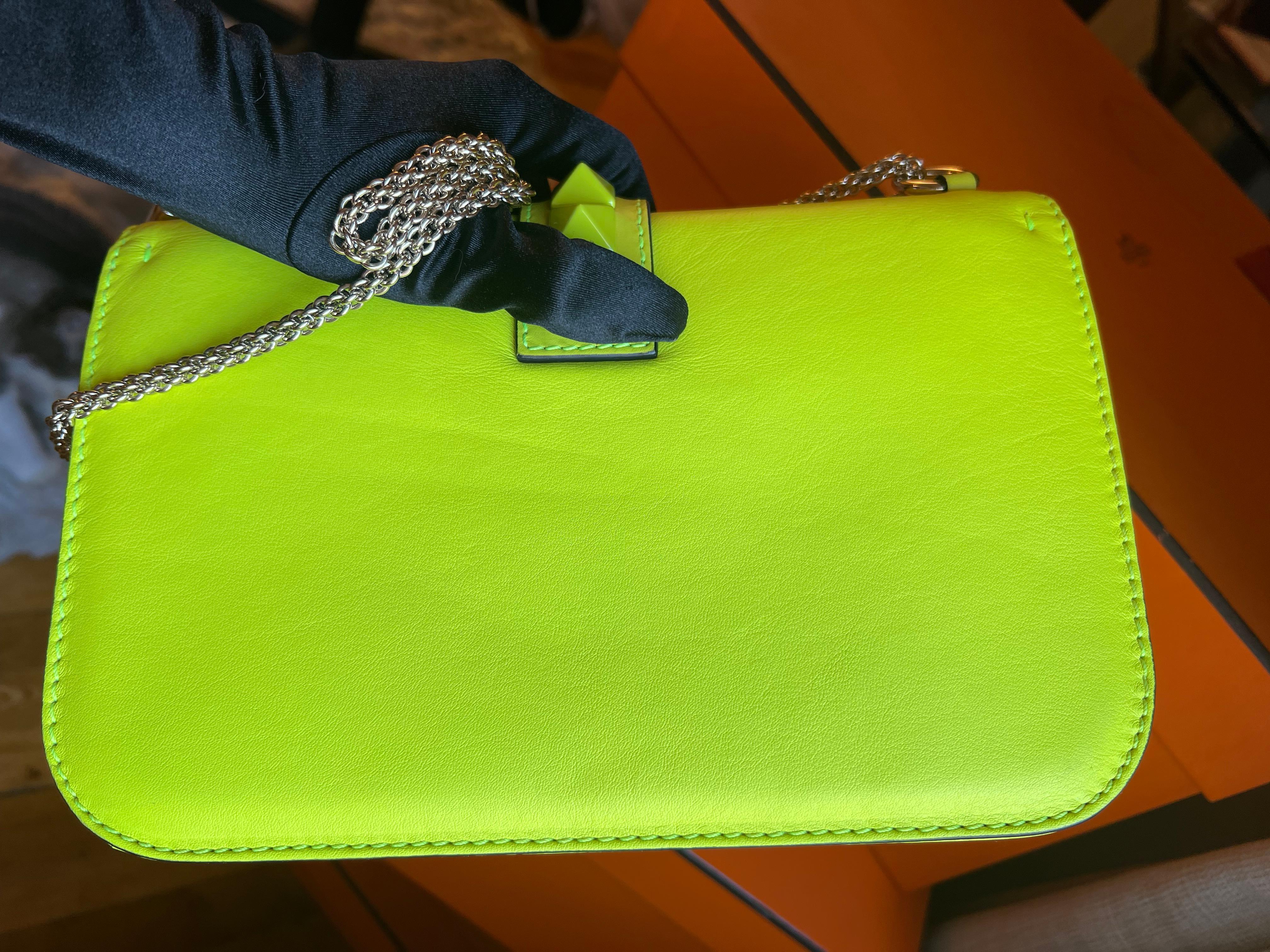 Bolso Valentino Rockstud Neon en venta 13