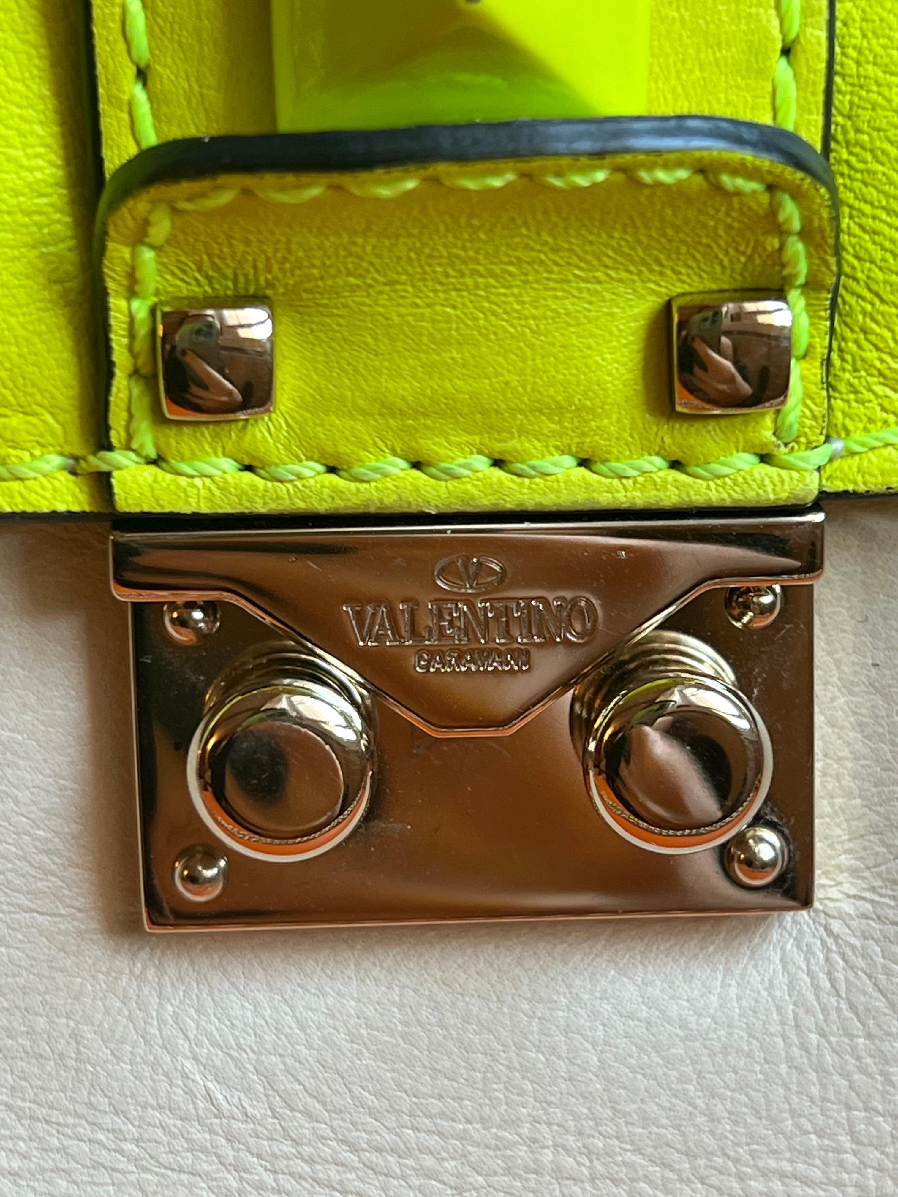 Valentino Rockstud Neon bag In Excellent Condition For Sale In New York, NY