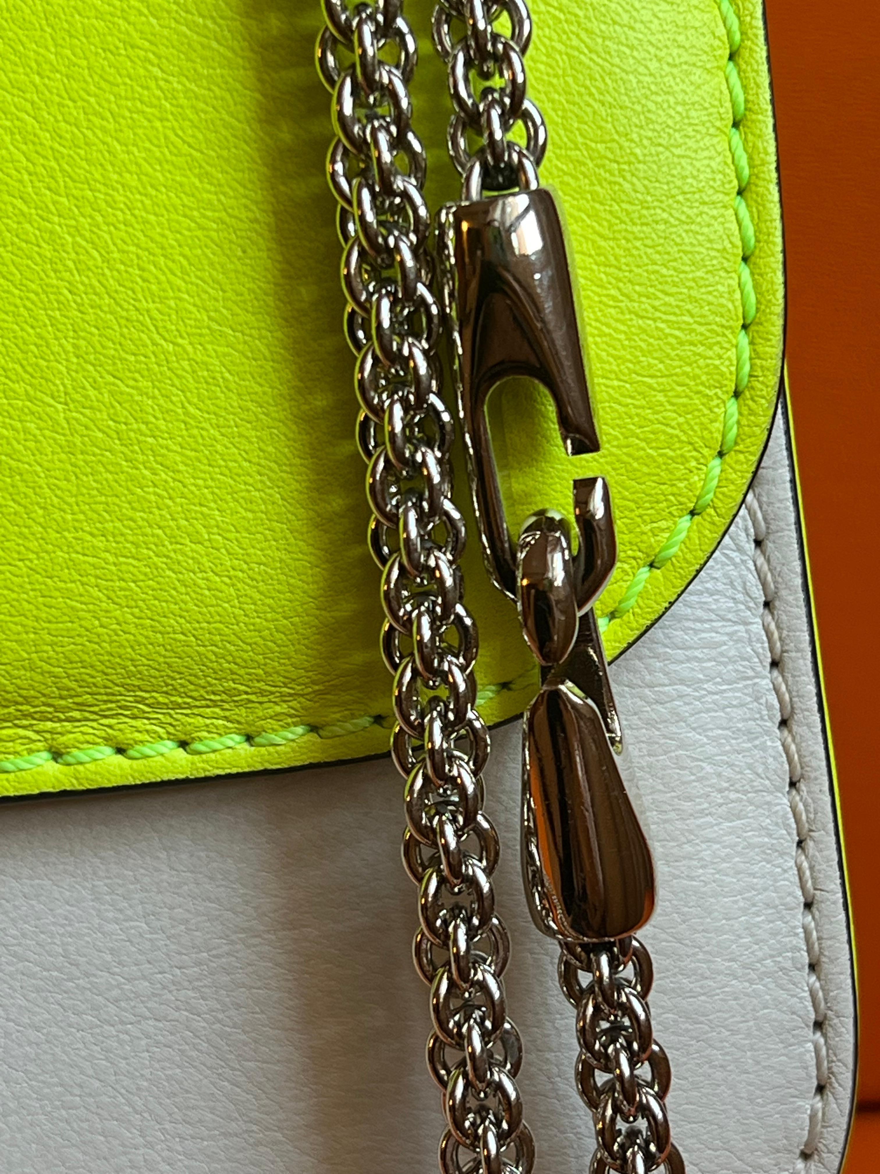 Bolso Valentino Rockstud Neon en venta 1