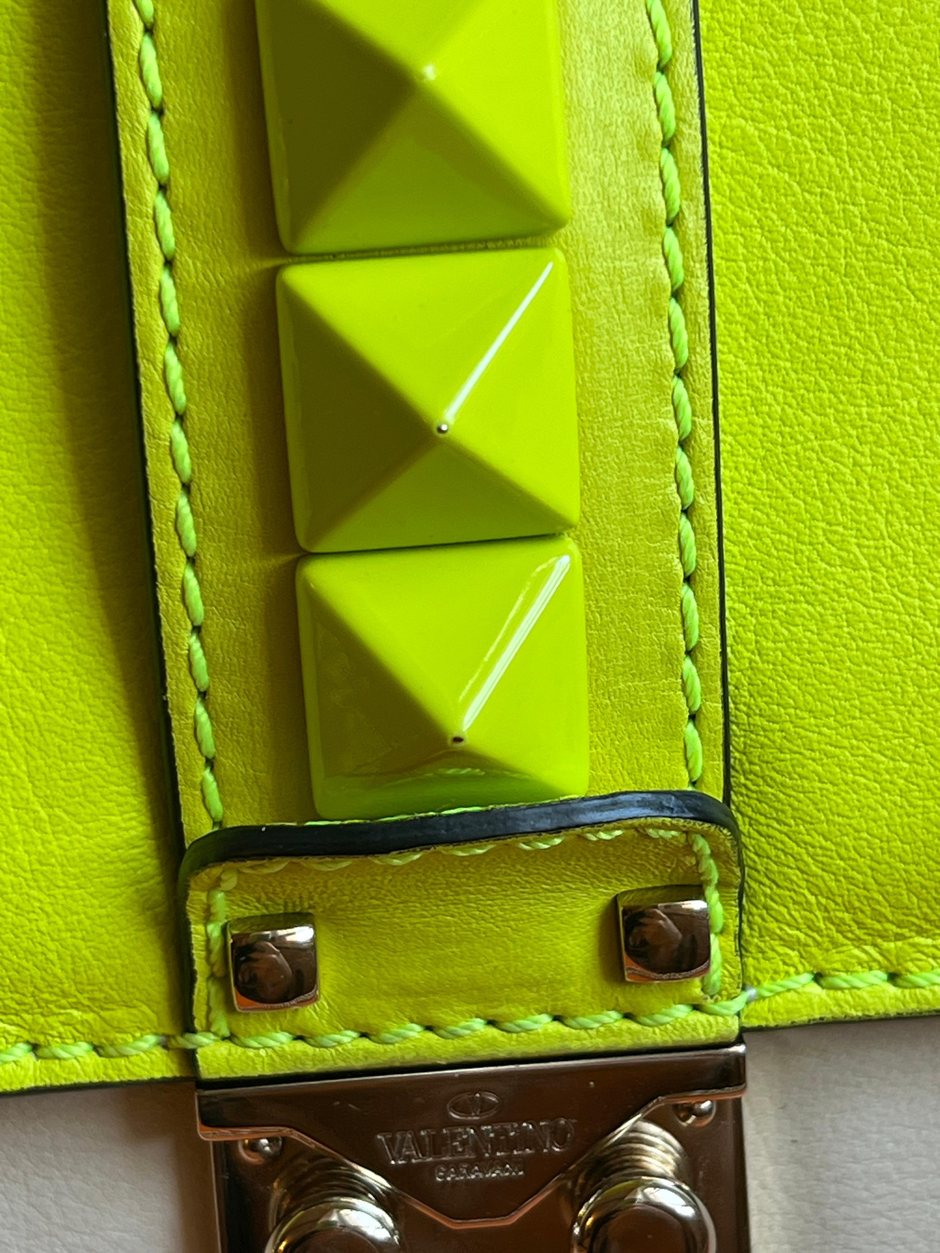 Bolso Valentino Rockstud Neon en venta 2