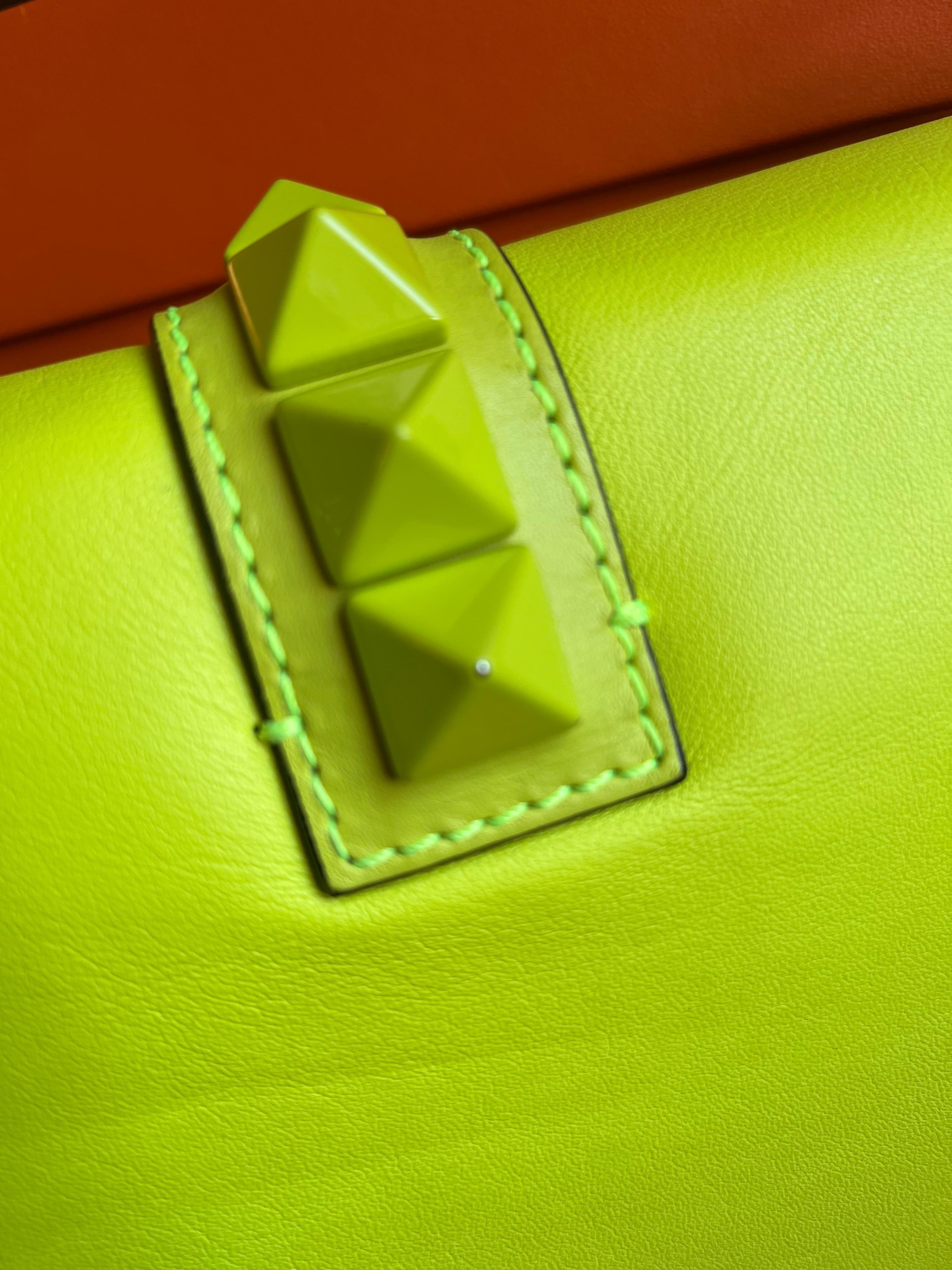 Bolso Valentino Rockstud Neon en venta 4