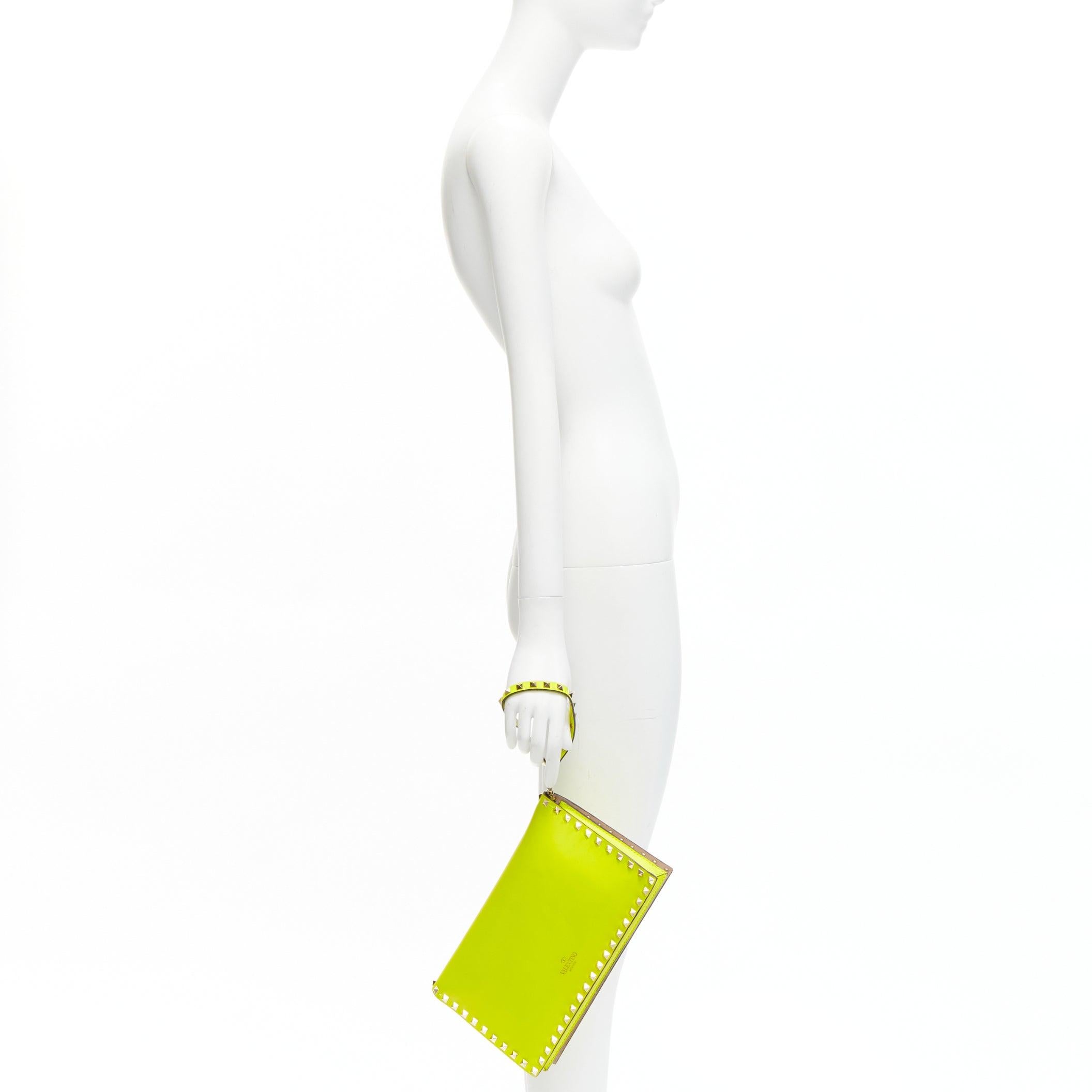 VALENTINO Rockstud neon yellow studded leather flap wristlet clutch bag
Reference: TGAS/D00683
Brand: Valentino
Designer: Pier Paolo Piccioli
Model: Rockstud
Material: Leather, Metal
Color: Neon Yellow
Pattern: Solid
Closure: Snap Buttons
Lining: