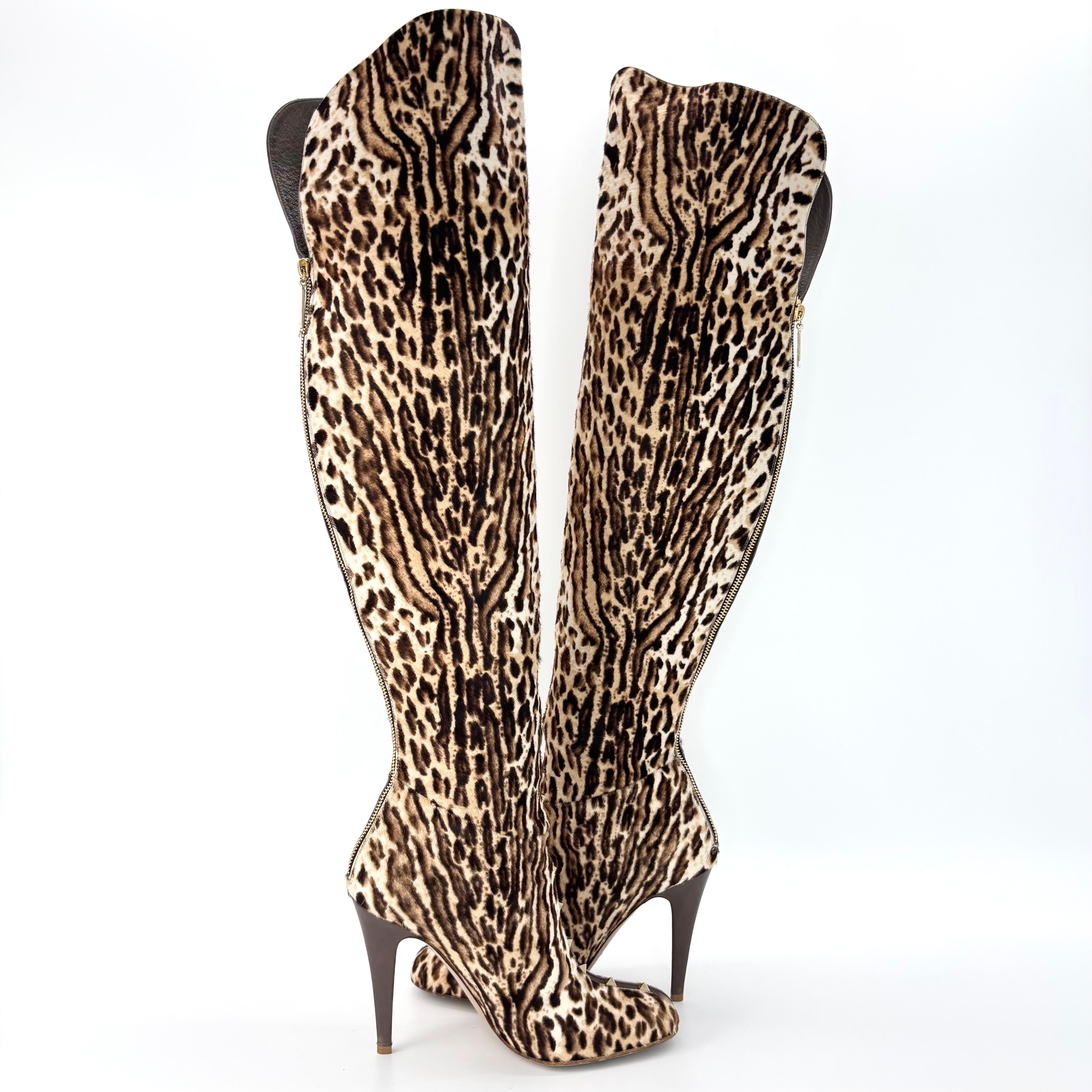 Nero Valentino Rockstud Stivali a spillo sopra il ginocchio con stampa leopardo 40 in vendita