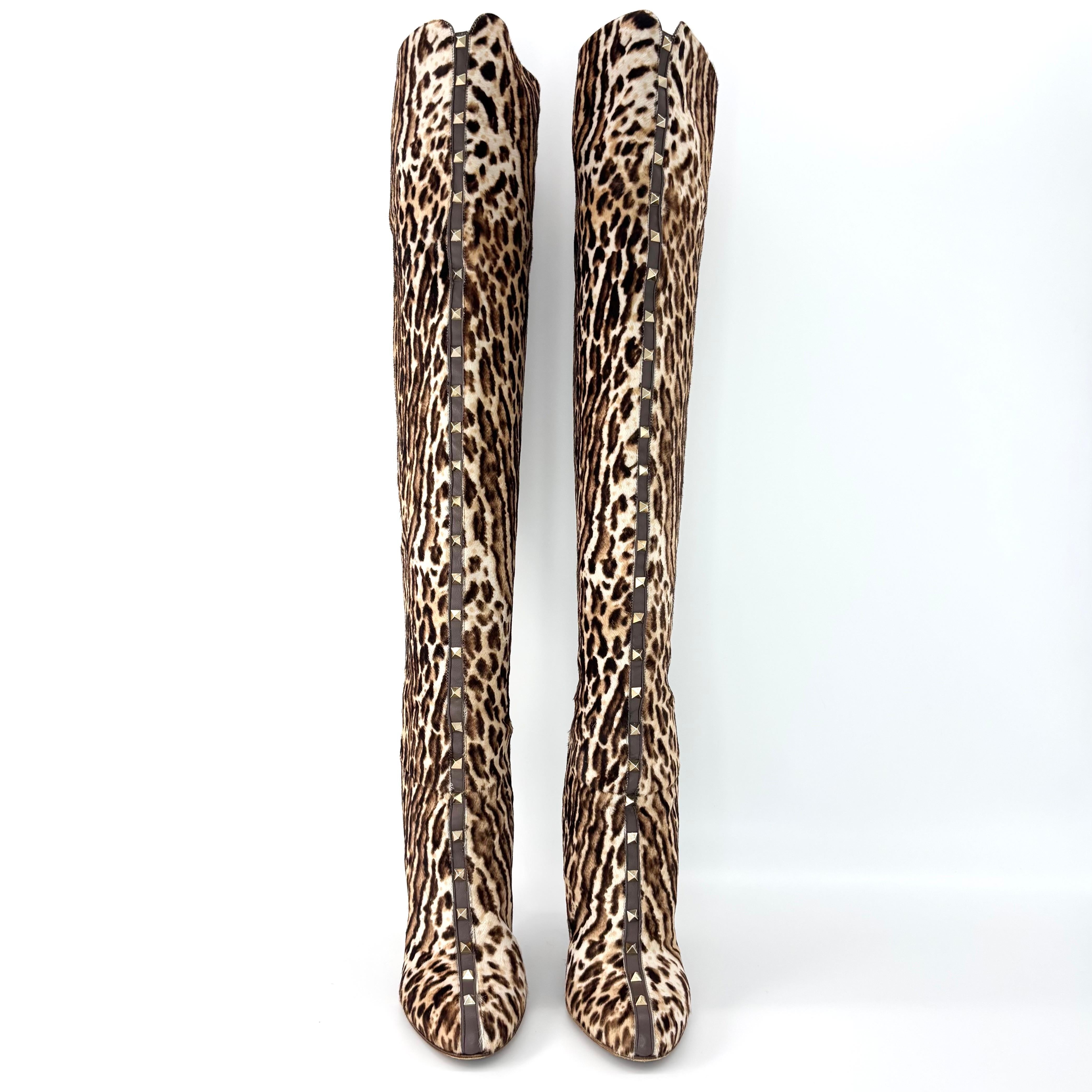 Valentino Rockstud Stivali a spillo sopra il ginocchio con stampa leopardo 40 In condizioni buone in vendita a Mechanicsville, VA