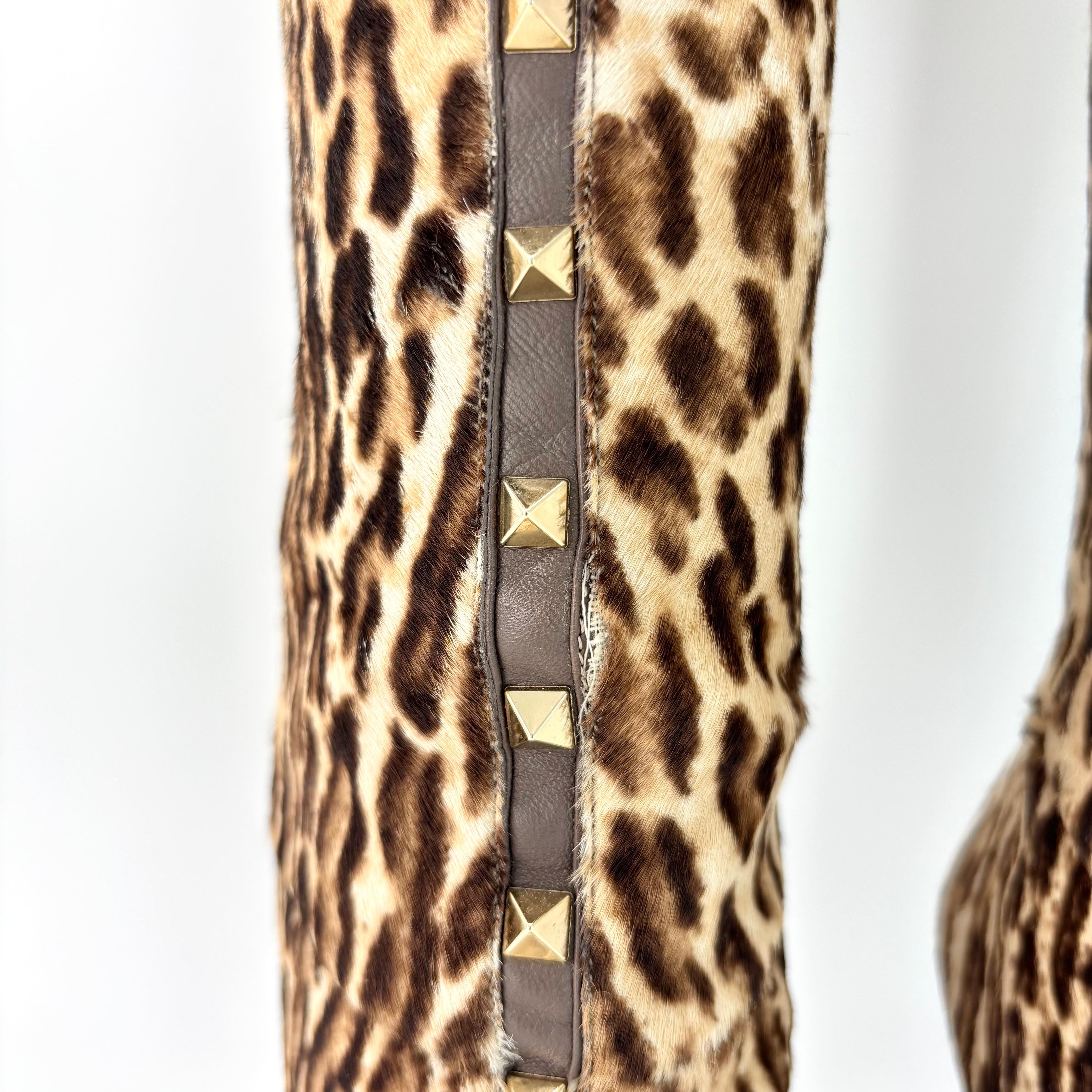 Valentino Rockstud Stivali a spillo sopra il ginocchio con stampa leopardo 40 in vendita 1
