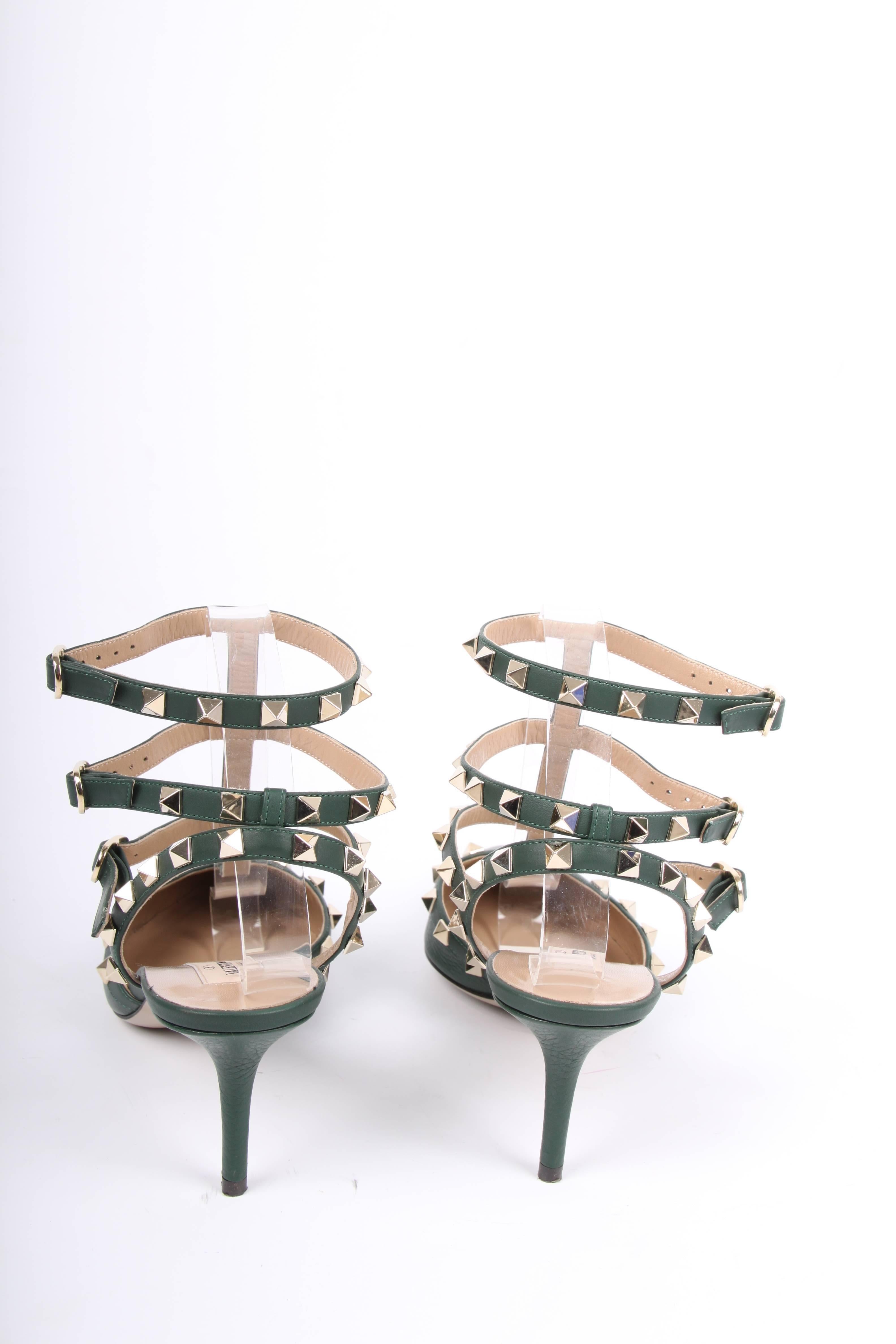 Valentino's rockstuds are famous! This time applied on wonderful green leather pumps.

A pointy toe and a small heel that measures about 8 centimeters, no platform. As much as three straps with a buckle around the ankle, all embellished with the