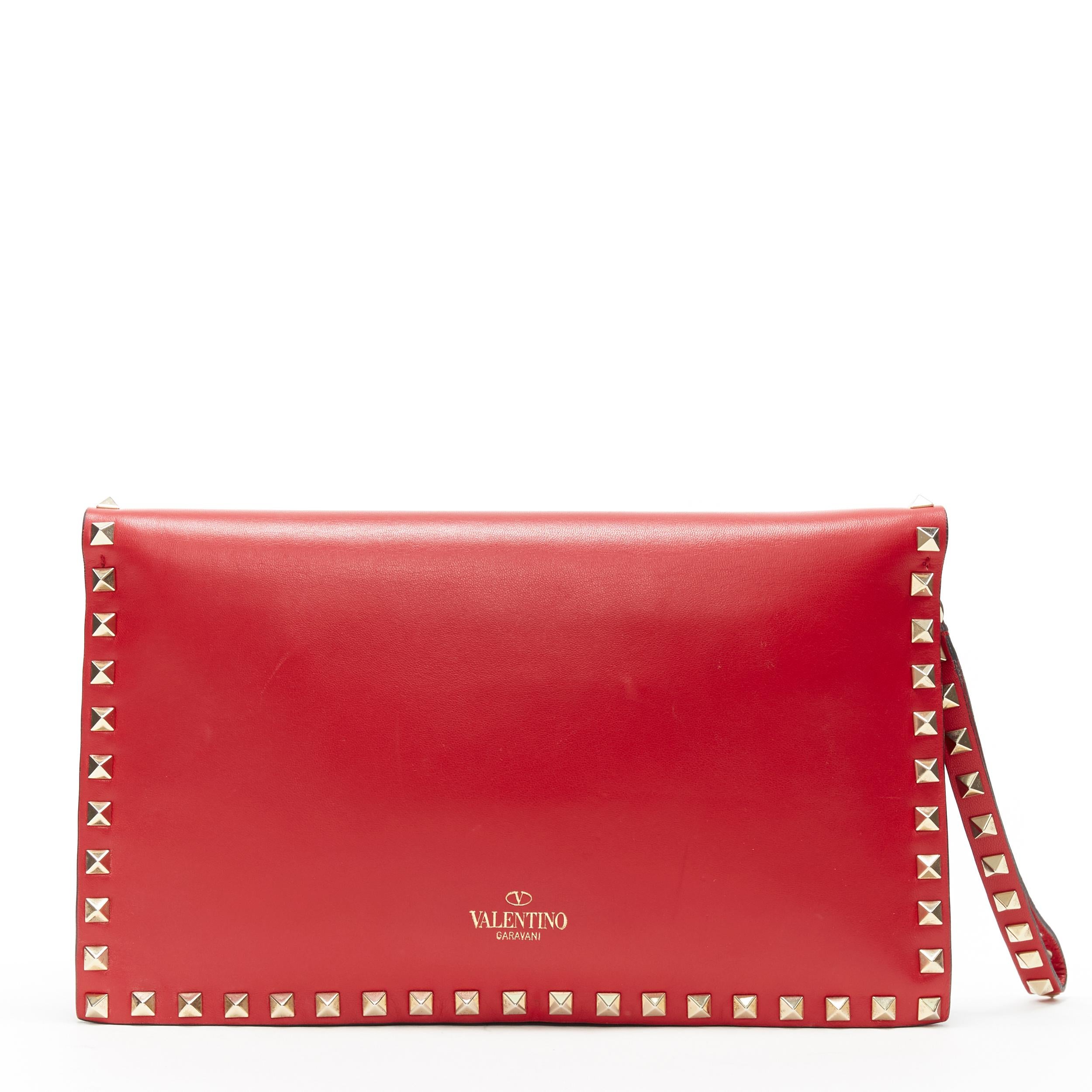 VALENTINO Rockstud red leather gold studded bordered wristlet flap clutch bag
Brand: Valentino
Model Name / Style: Rockstud clutch
Material: Leather
Color: Red
Pattern: Solid
Closure: Magnetic
Extra Detail: Detachable studded wristlet strap. Beige
