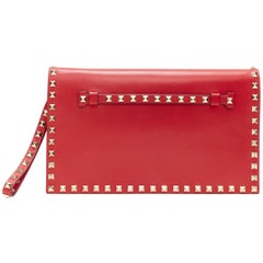 VALENTINO Rockstud pochette à rabat en cuir rouge clouté or avec bordure bracelet