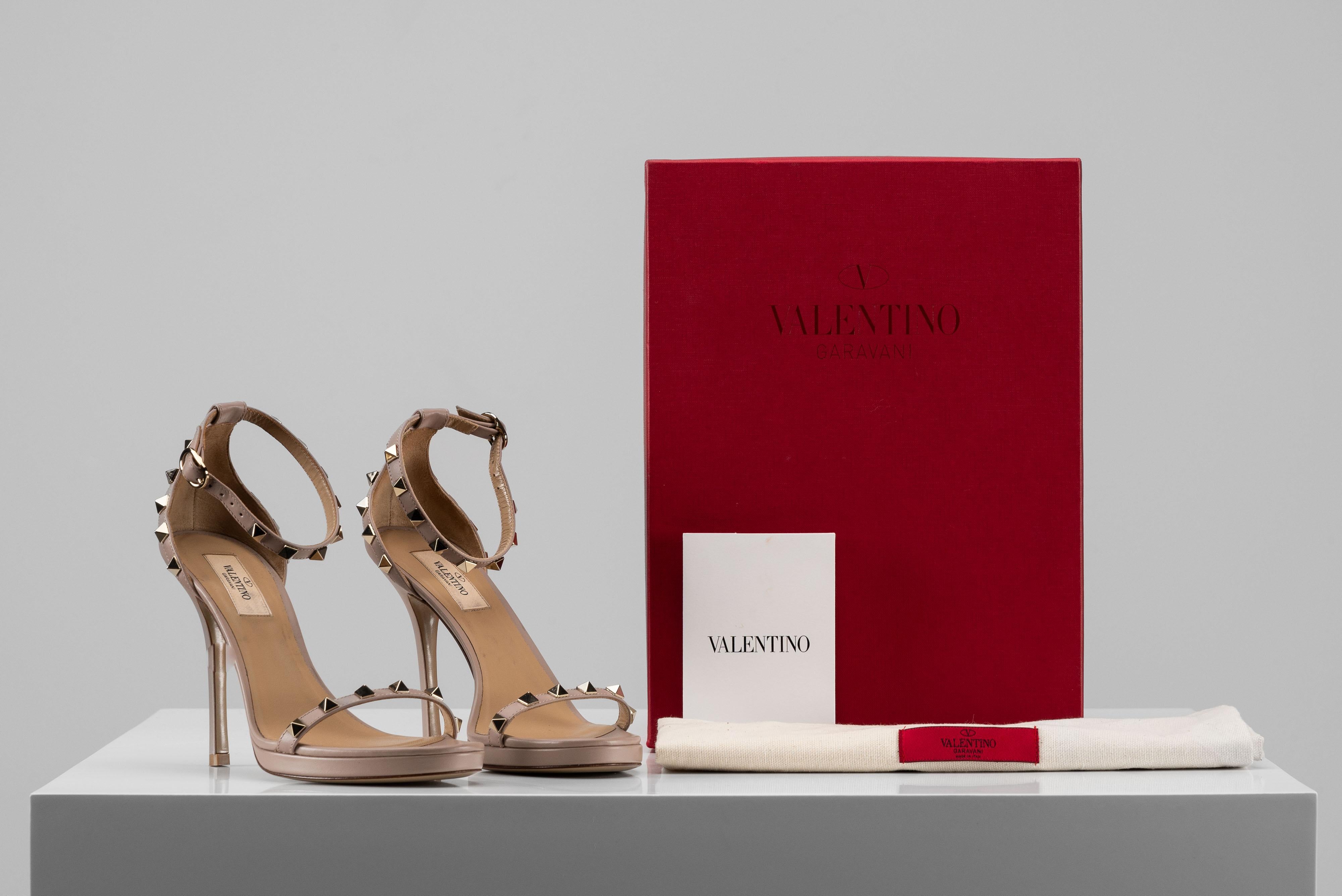 From the collection of SAVINETI we offer these pair of Valentino Ruckstud Heels:
- Brand: Valentino 
- Model: Rockstud Sandal Heels
- Size: 38 1/2
- Condition: Very Good 
- Year: 2020
- Extras: Full-Set (Dustbag, Box & Receipt)

Authenticity is our