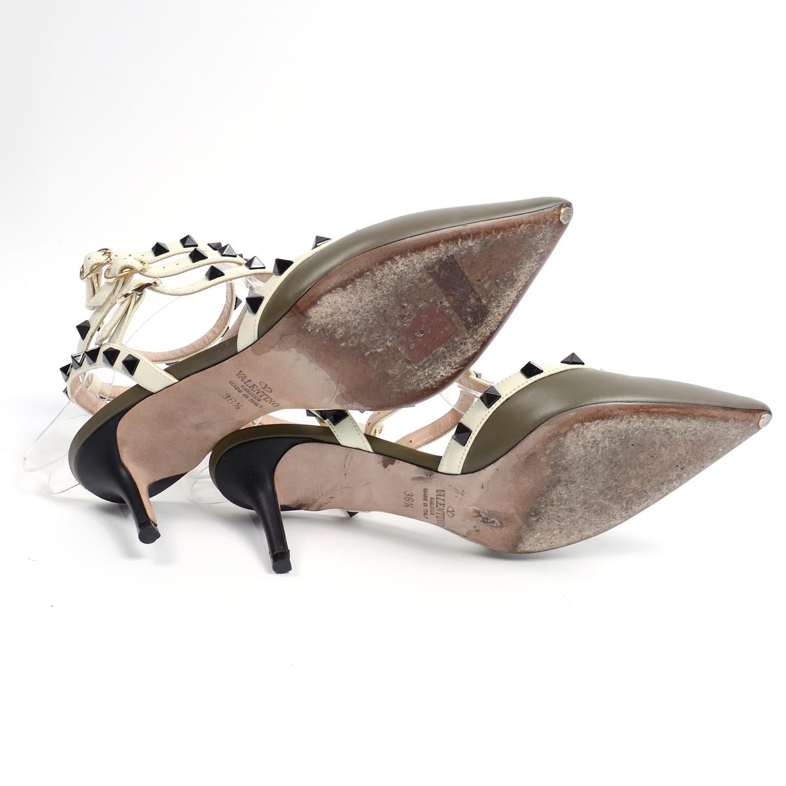 Zapatos Valentino Rockstud Zapatos de tacón de jaula con correa en el tobillo de piel verde militar y crudo 36.5 en venta 4