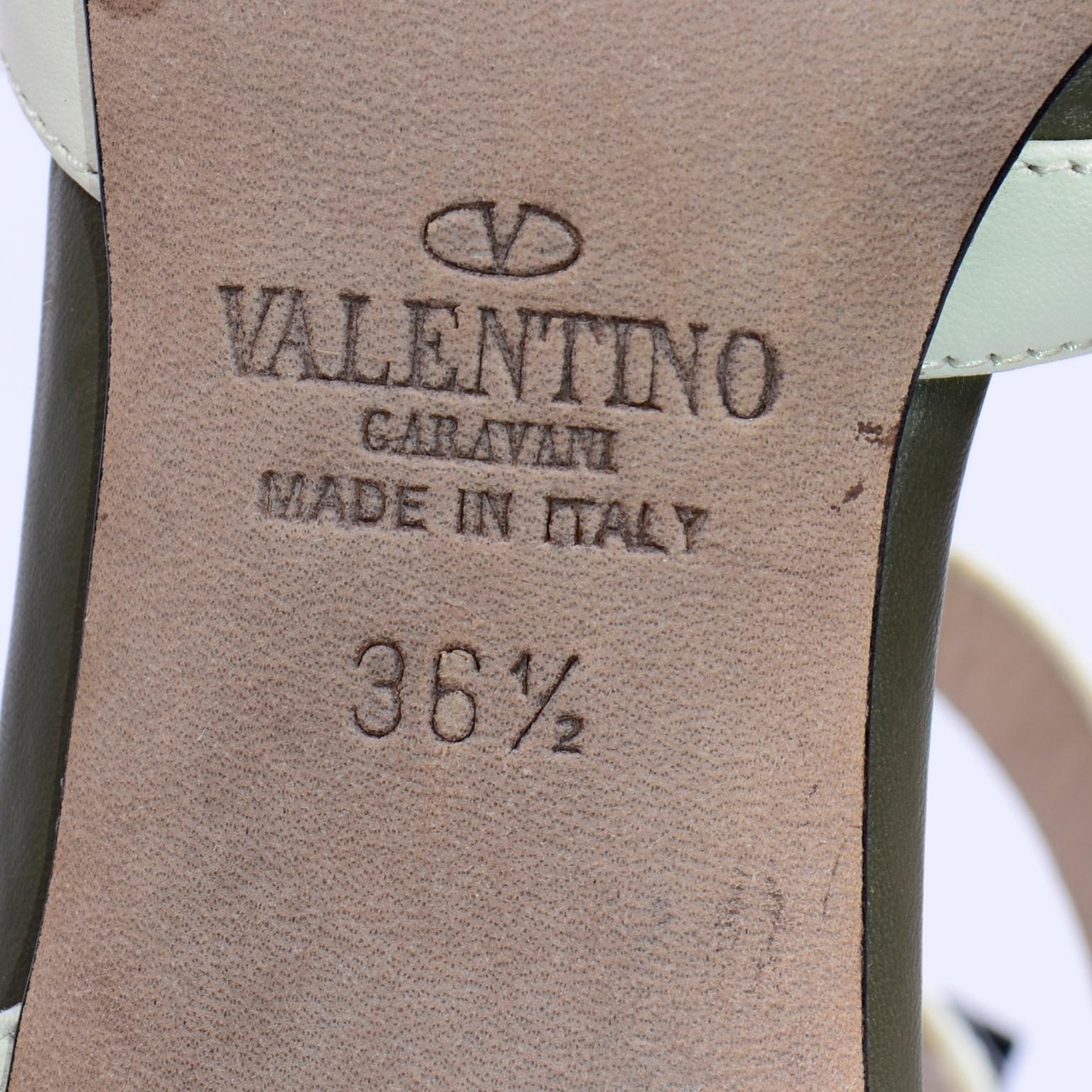 Chaussures Valentino Rockstud à talons en cuir vert militaire et écru avec bride à la cheville et talons en cage 36,5 en vente 2