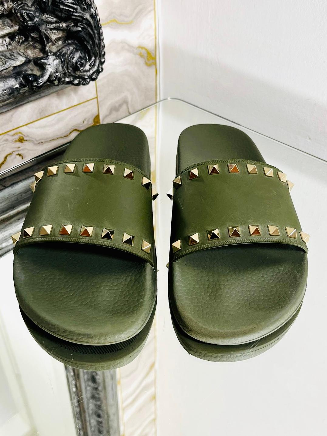 Valentino Rockstud Slides

Dark green rubber sandals with gold pyramid studs.

Rrp approx £450.

Size - 40

Condition - Good (Showing some signs of wear)

Composition - Rubber

Comes With - Sandals Only 