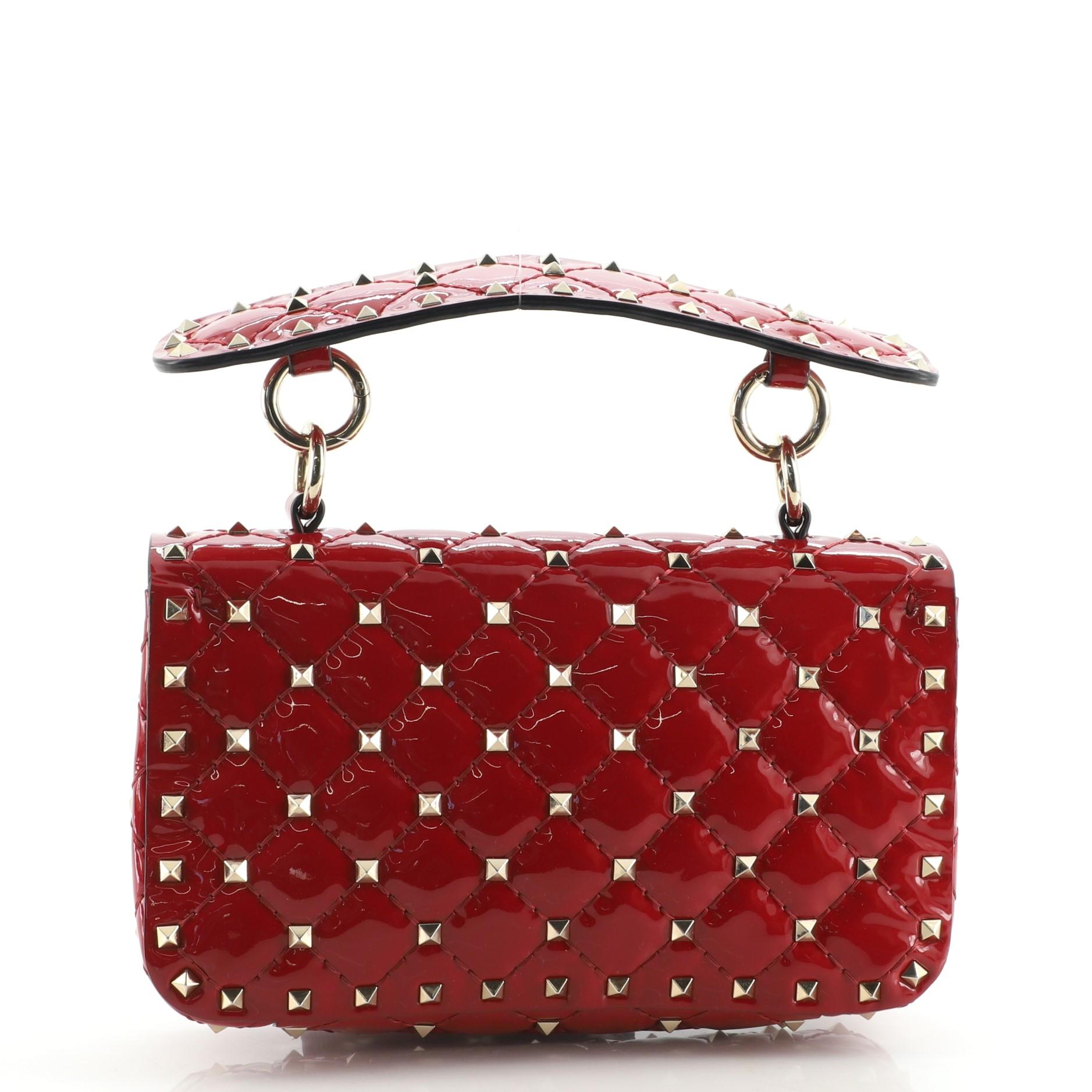 Valentino Rockstud Spike Klappentasche aus gestepptem Lack Klein (Braun)