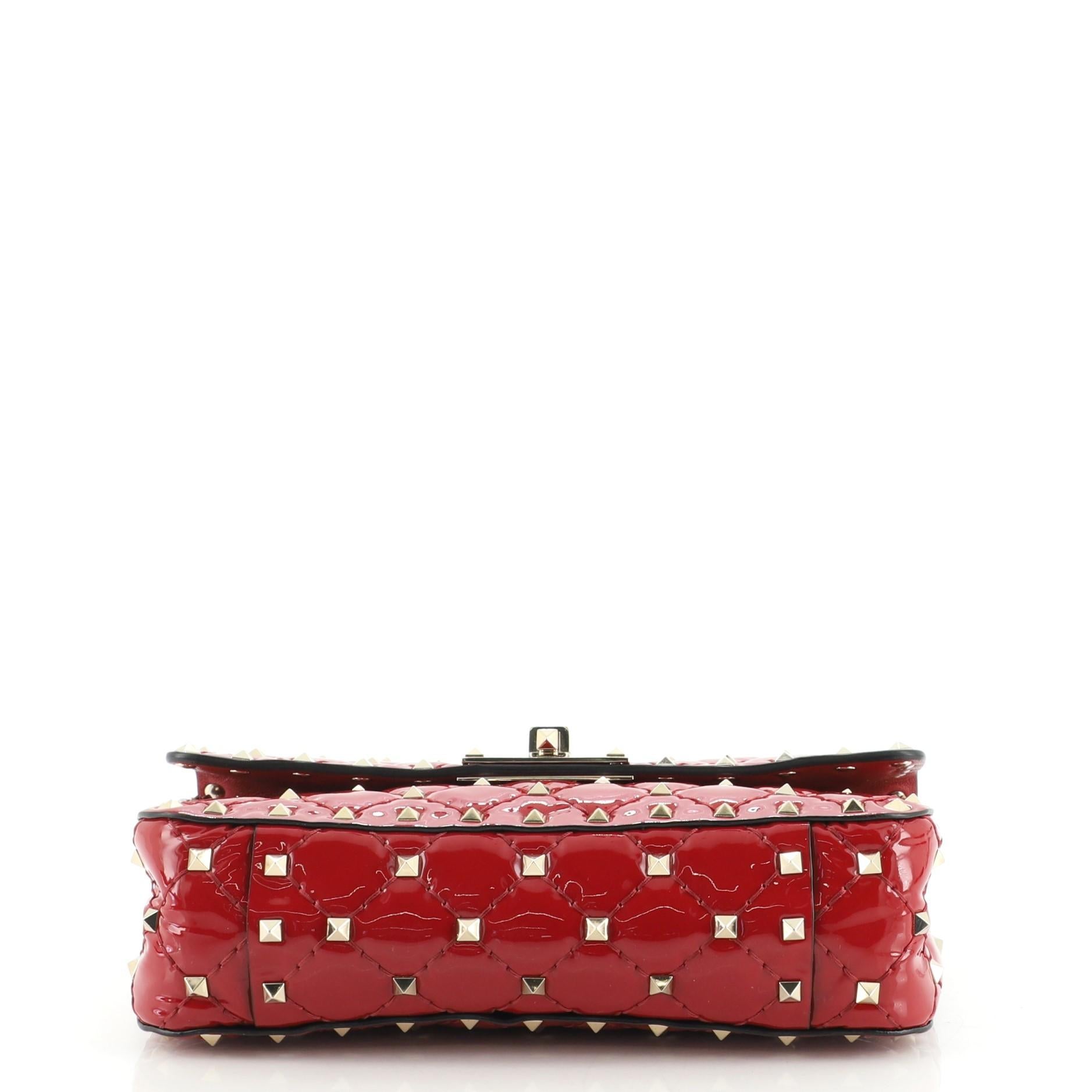 Valentino Rockstud Spike Klappentasche aus gestepptem Lack Klein im Zustand „Gut“ in NY, NY