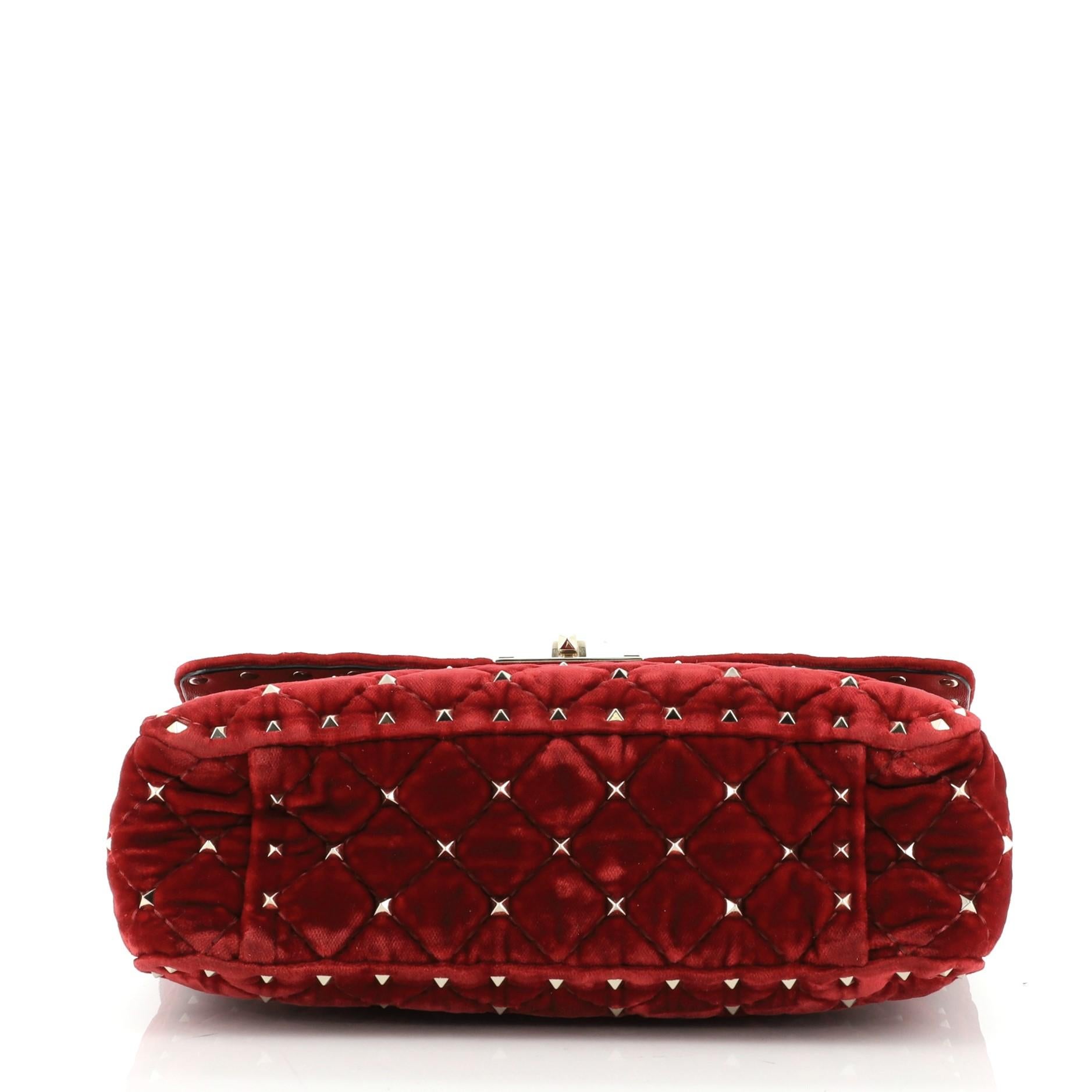Valentino Rockstud Spike Klappentasche aus gestepptem Samt Medium für Damen oder Herren