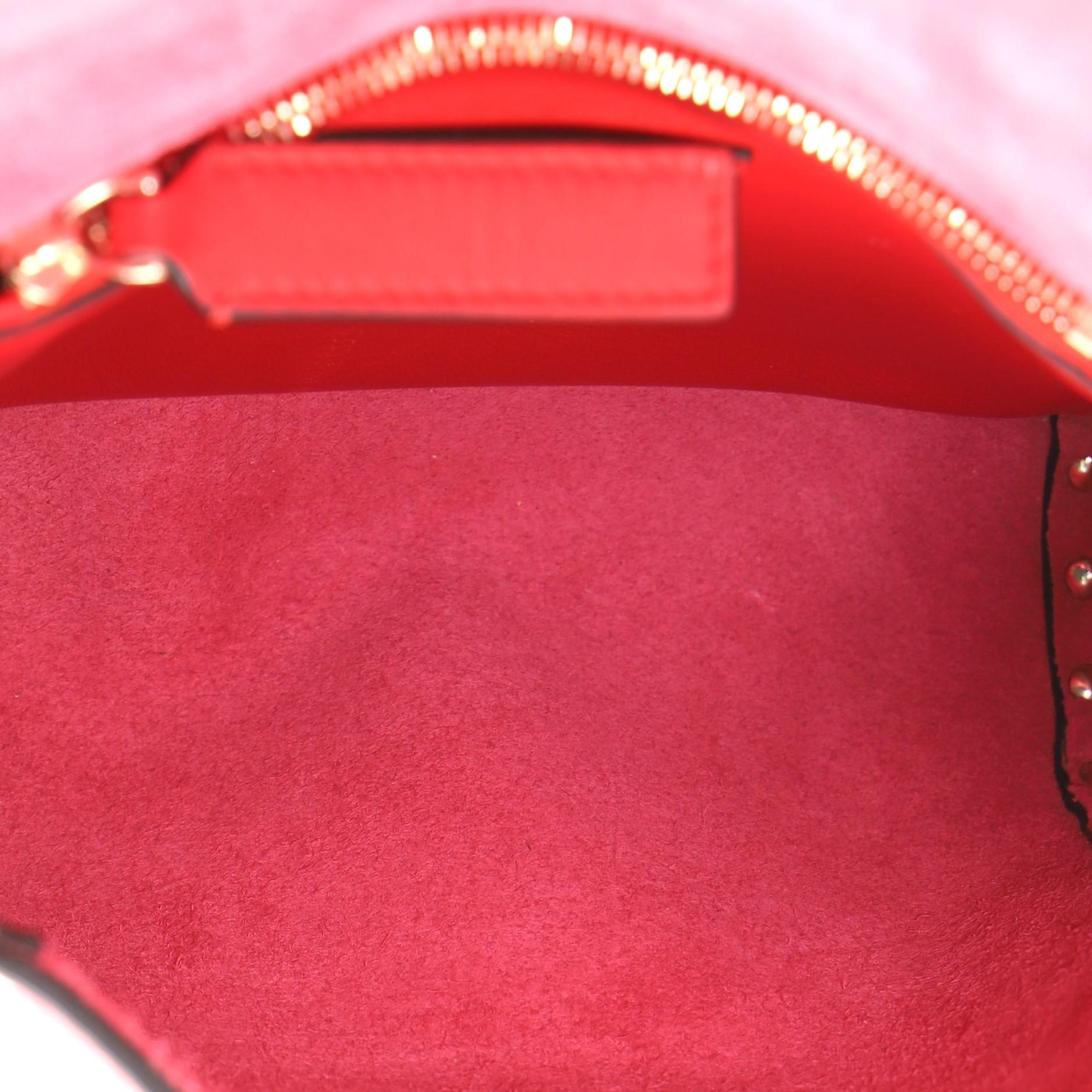 Valentino Rockstud Vertikale Umhängetasche aus Leder 1