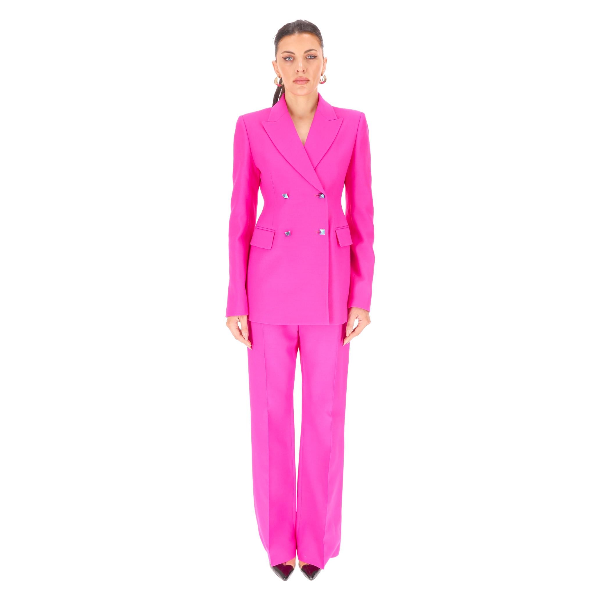Brand New - Valentino Rockstud Giacca e Pantaloni in Lana e Seta

Dalla collezione Runway 2022 ecco questo completo a due pezzi rosa fucsia composto da un blazer oversize e sartoriale e da pantaloni svasati con tasche laterali e passanti per la