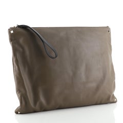 Valentino Rockstud Wristlet Clutch aus Leder in Übergröße Braun