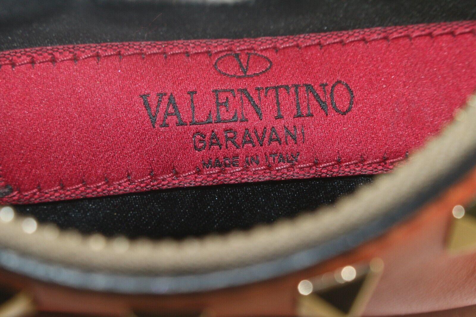 Valentino Rockstud Pochette à fermeture éclair en cuir rouge 1VAL726K en vente 3