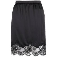 Valentino Roma c.1990 Gonna classica in seta nera con orlo in pizzo floreale