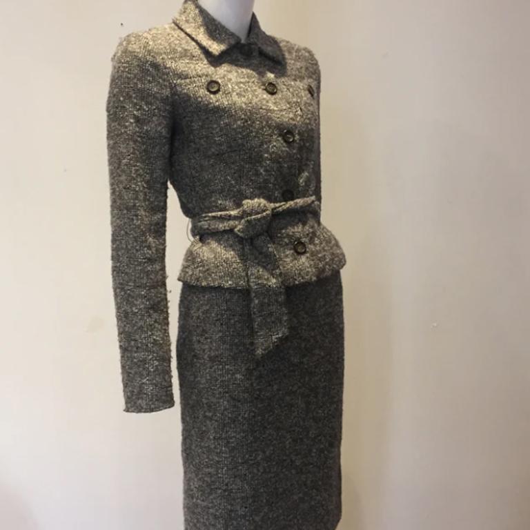 VALENTINO ROMA FW98 Grey wool suit

Tag VALENTINO ROMA

Size S

Tailored jacket with belt
Shoulder 45cm
Chest 40cm
Length 52cm
Sleeve 58cm

5 buttons on the front + 2 pockets

Skirt
Waist 40cm
Hips 43cm
Lengt 52cm

Zip on the side

70% Wool/ 30%