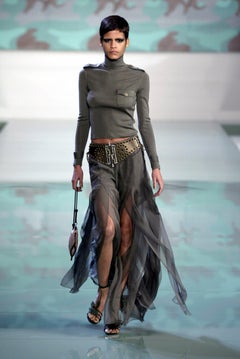 Set composto da top nero con volant in seta e gonna lunga della collezione Primavera-Estate 2003 di Valentino Roma